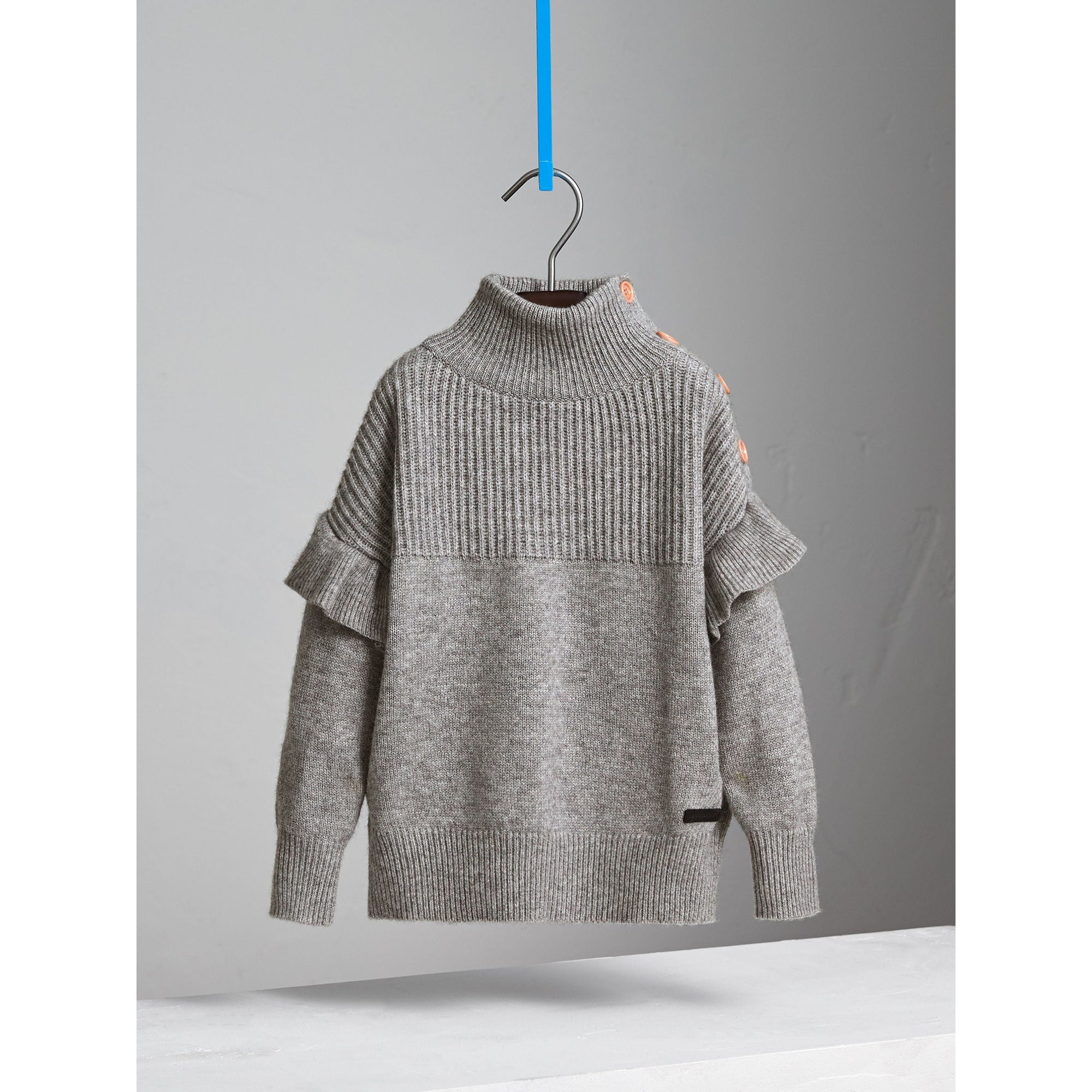 GREY MELANGE Pull à encolure montante en laine et cachemire avec volants