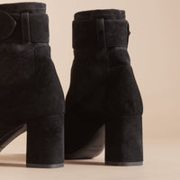 BLACK Bottines en cuir de chevreau avec boucle