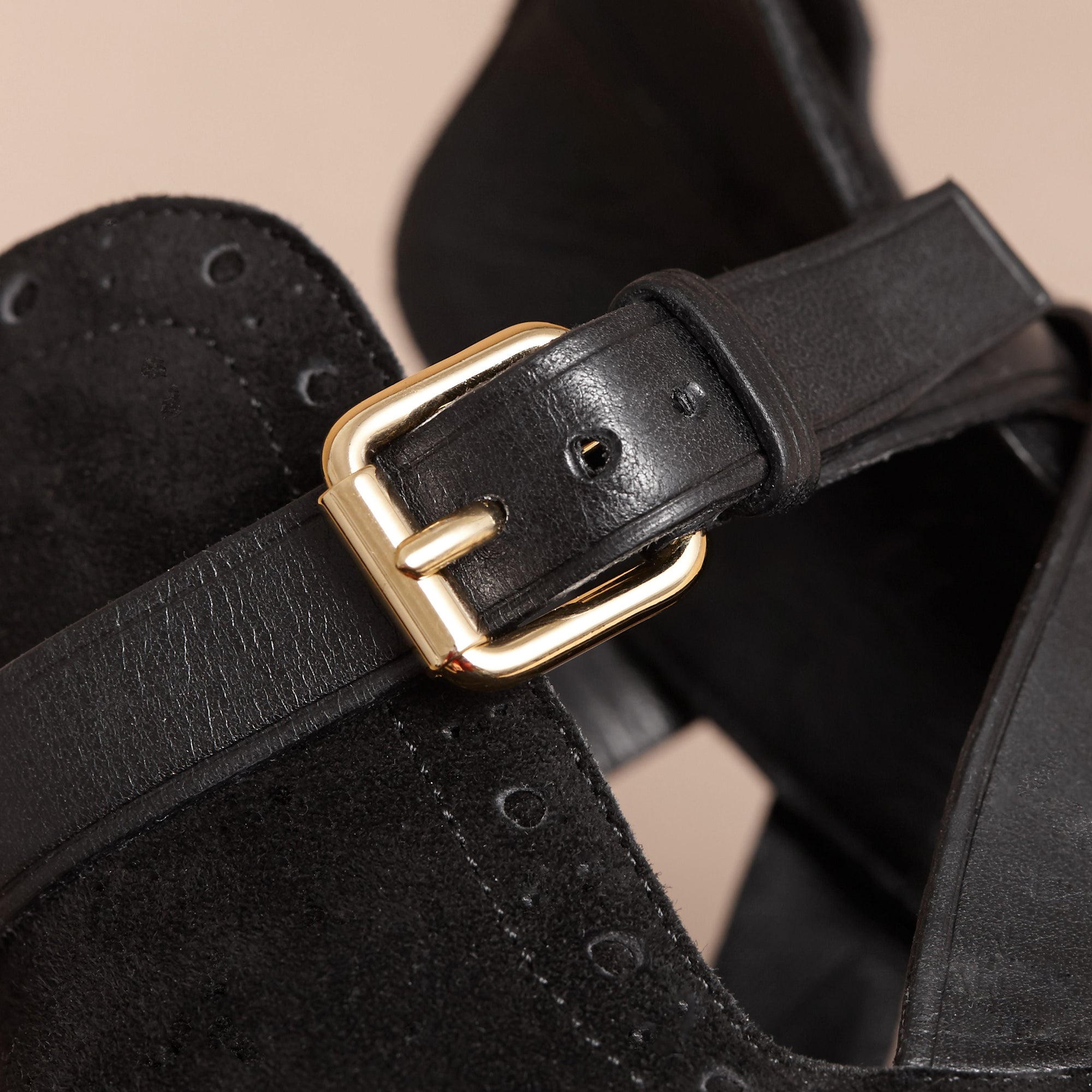 BLACK Bottines en cuir velours avec découpes