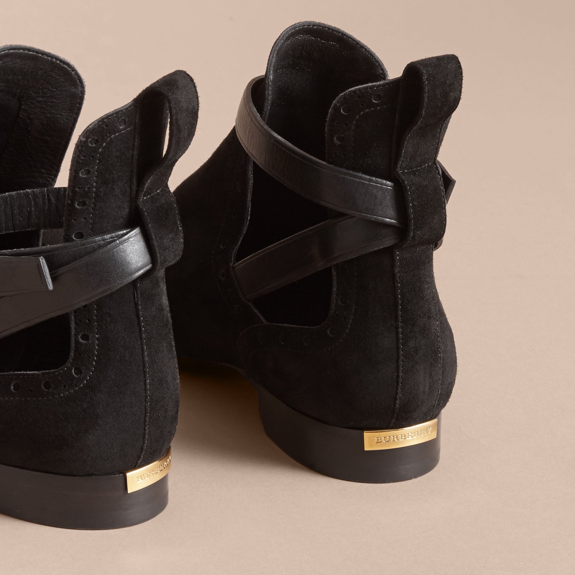 BLACK Bottines en cuir velours avec découpes
