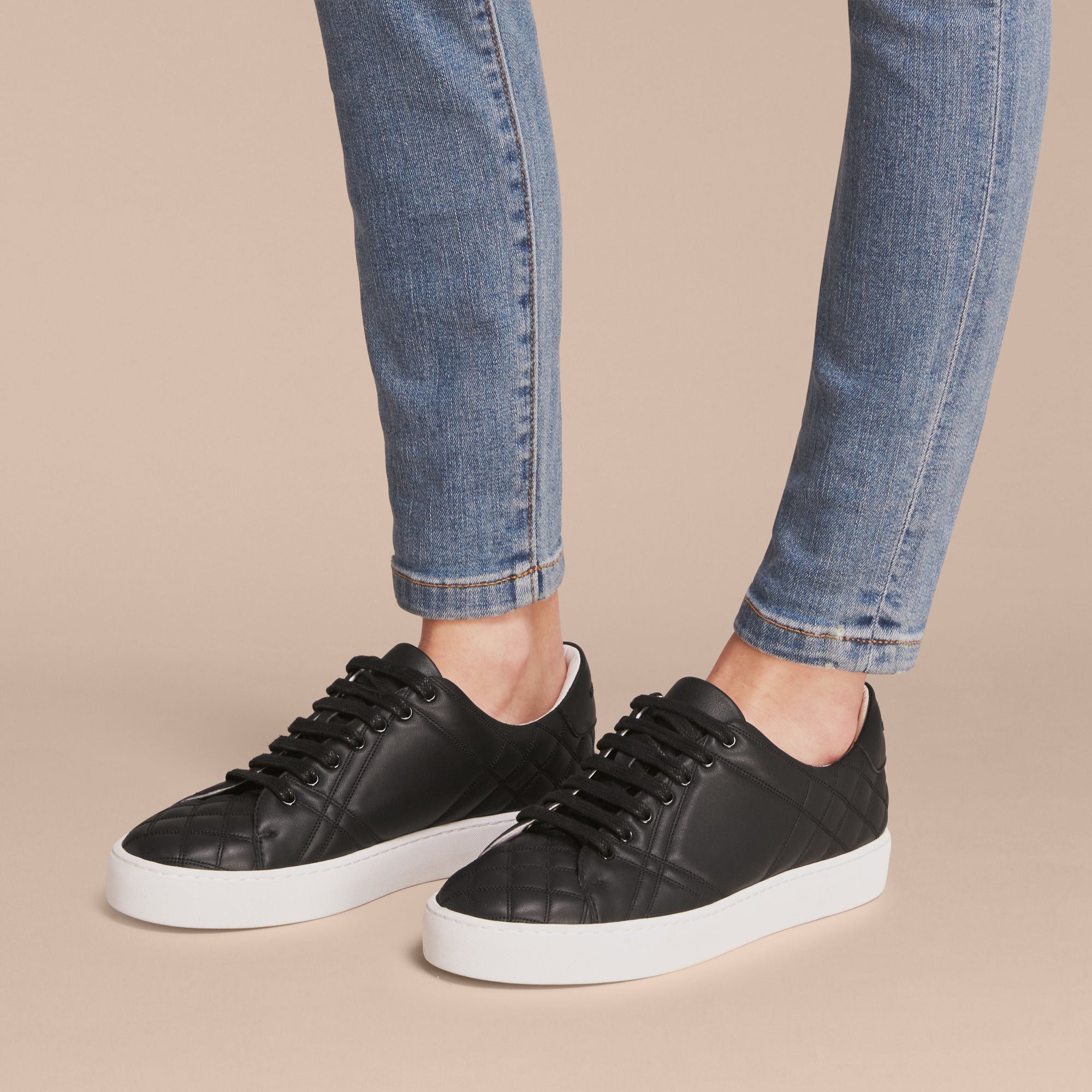 BLACK Sneakers en cuir matelassé à motif check