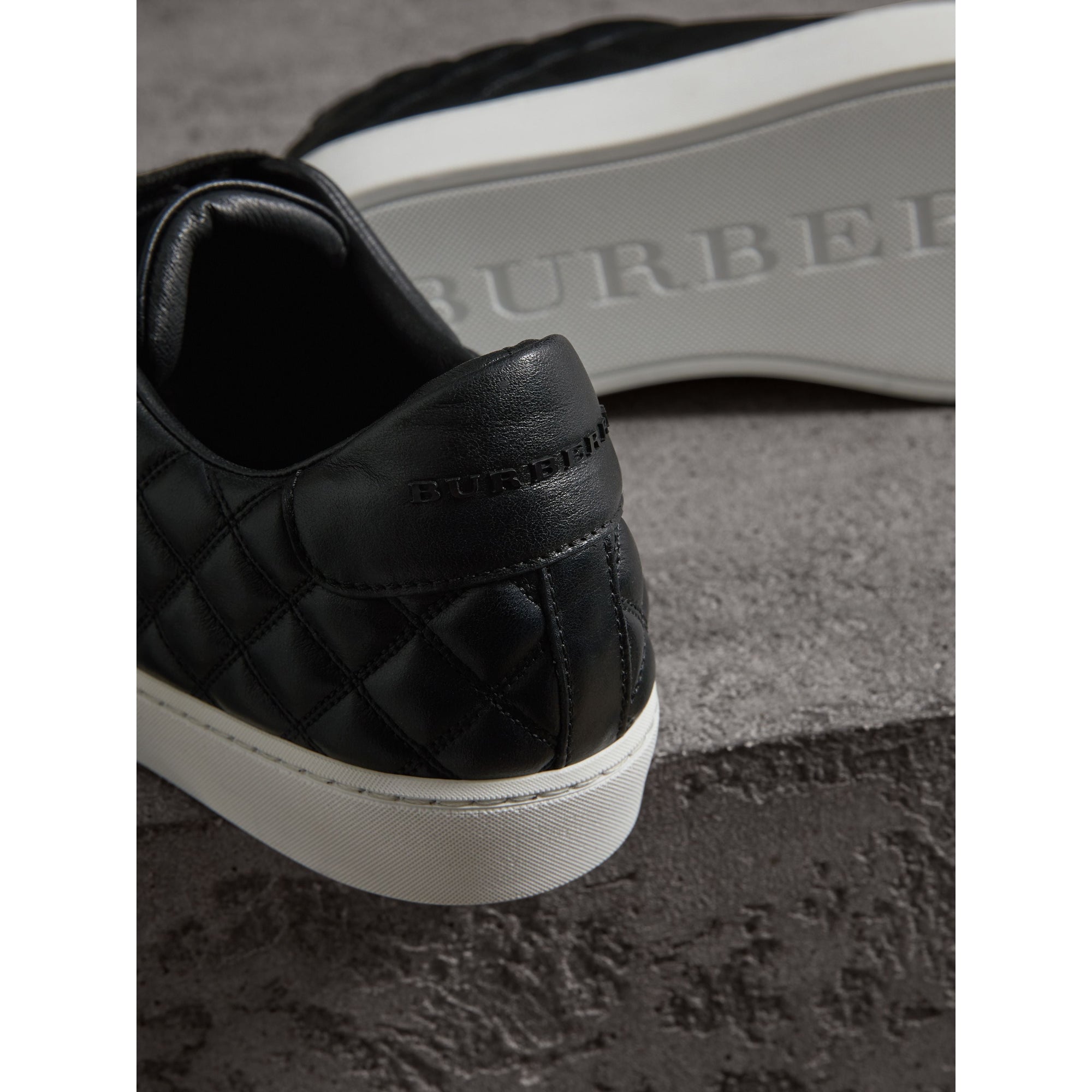 BLACK Sneakers en cuir matelassé à motif check