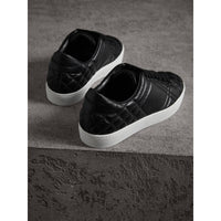 BLACK Sneakers en cuir matelassé à motif check