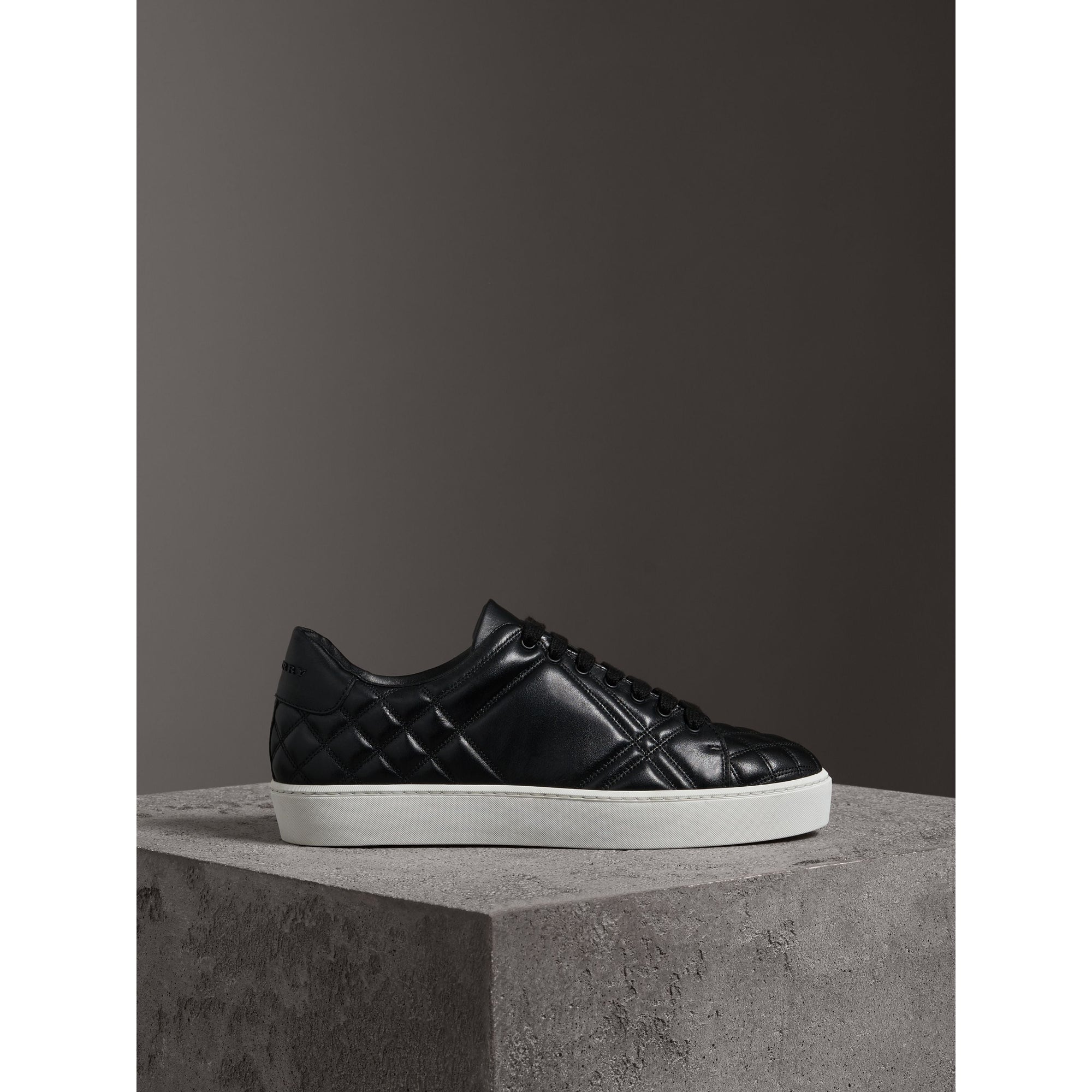 BLACK Sneakers en cuir matelassé à motif check