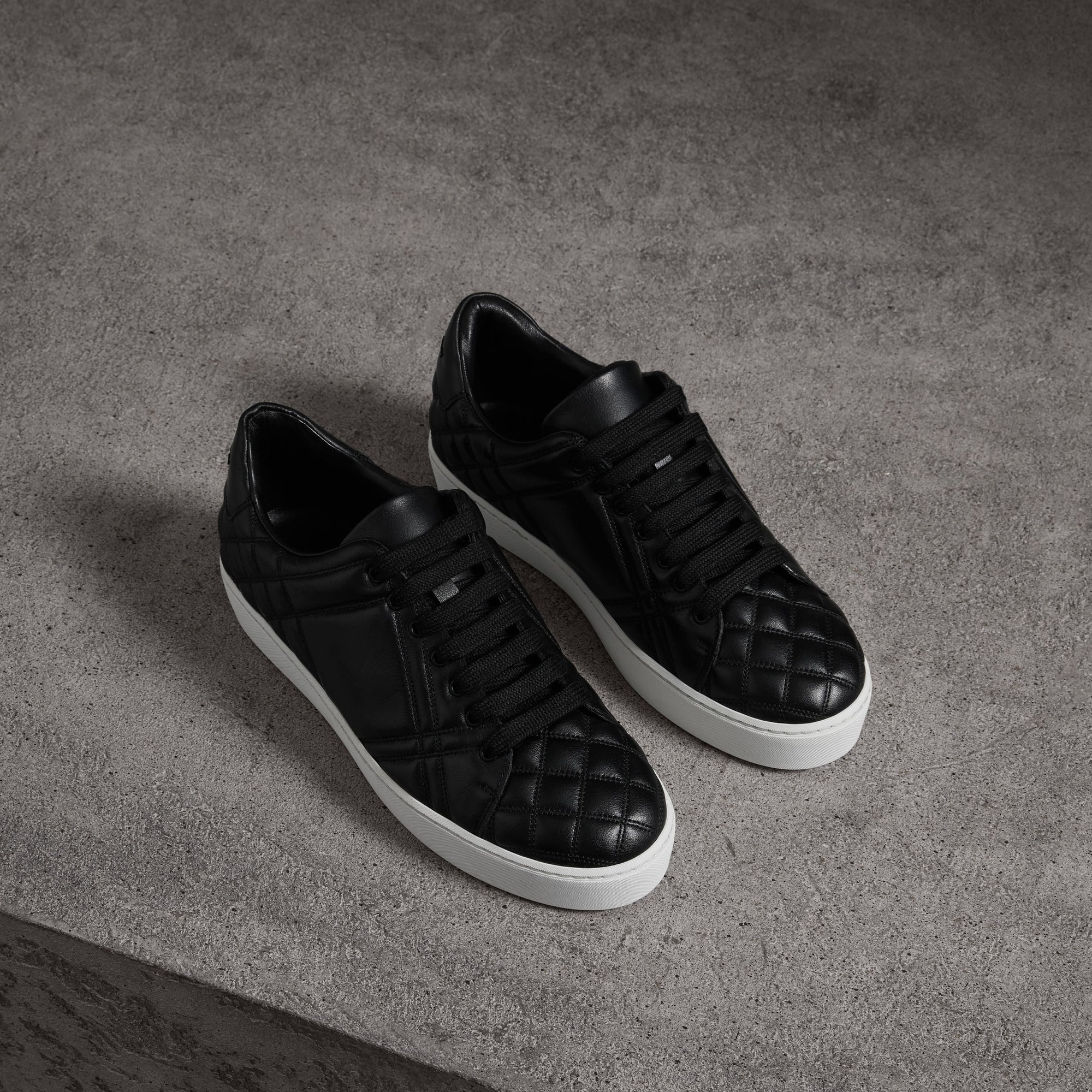 BLACK Sneakers en cuir matelassé à motif check