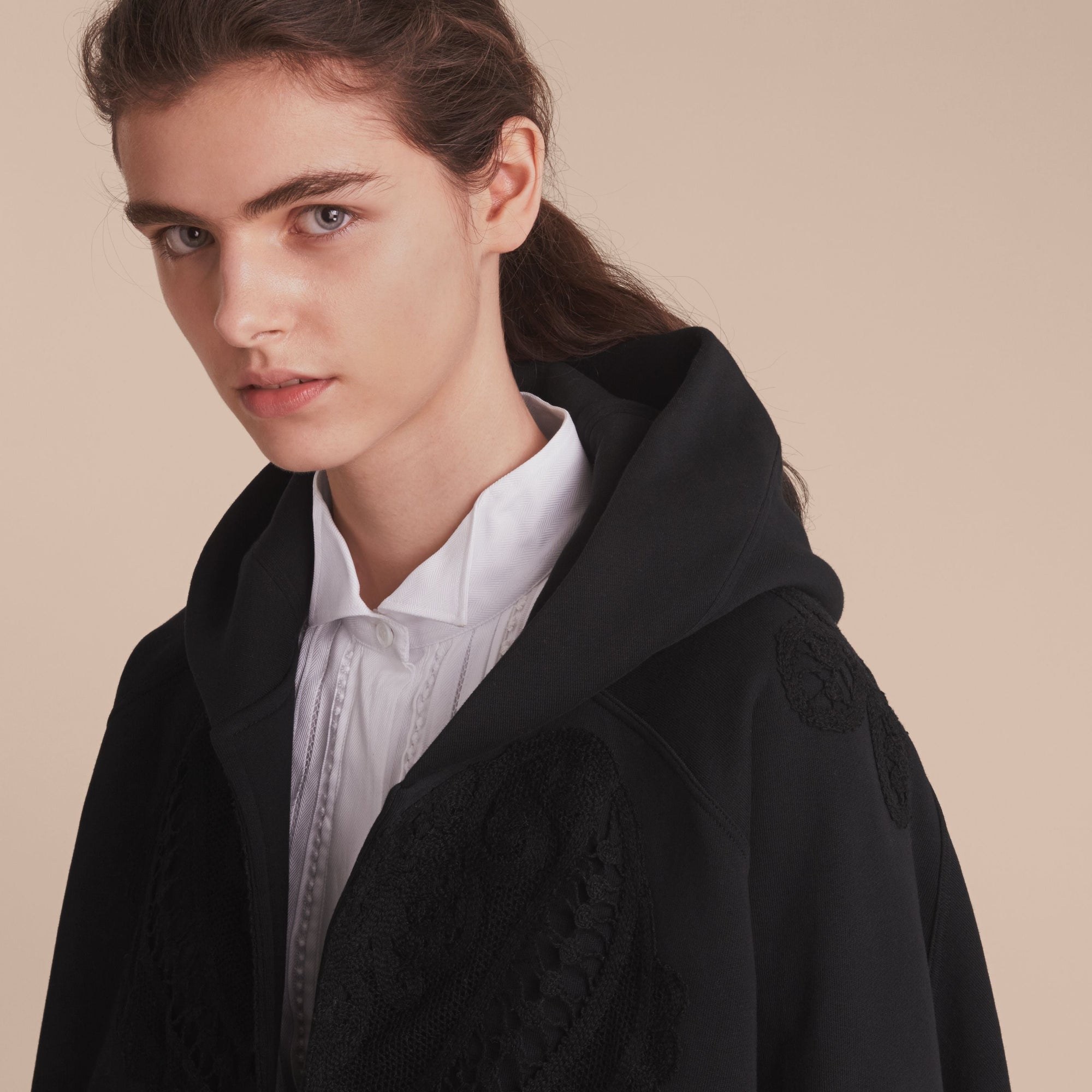 BLACK Poncho à capuche en jersey avec appliqués en dentelle