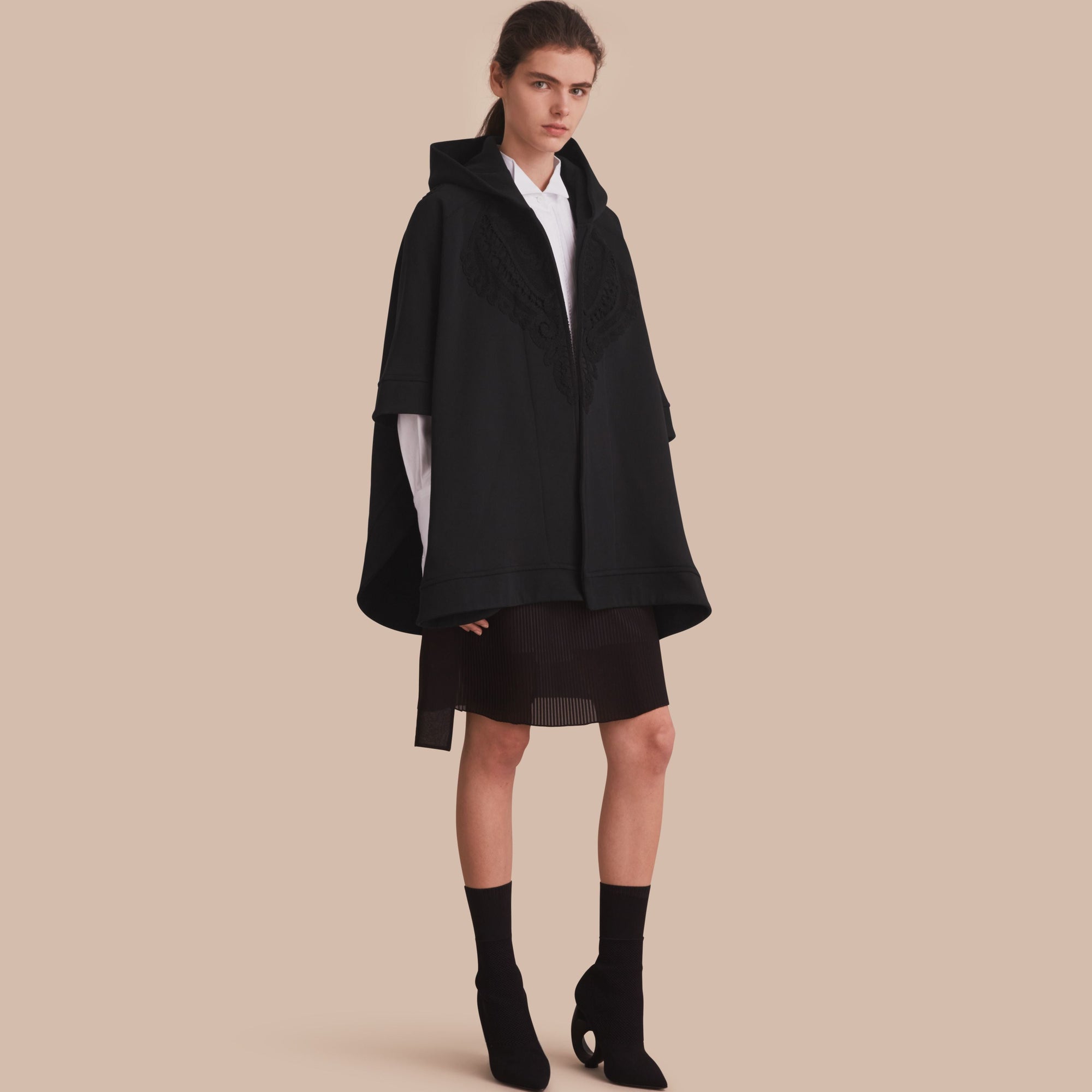 BLACK Poncho à capuche en jersey avec appliqués en dentelle