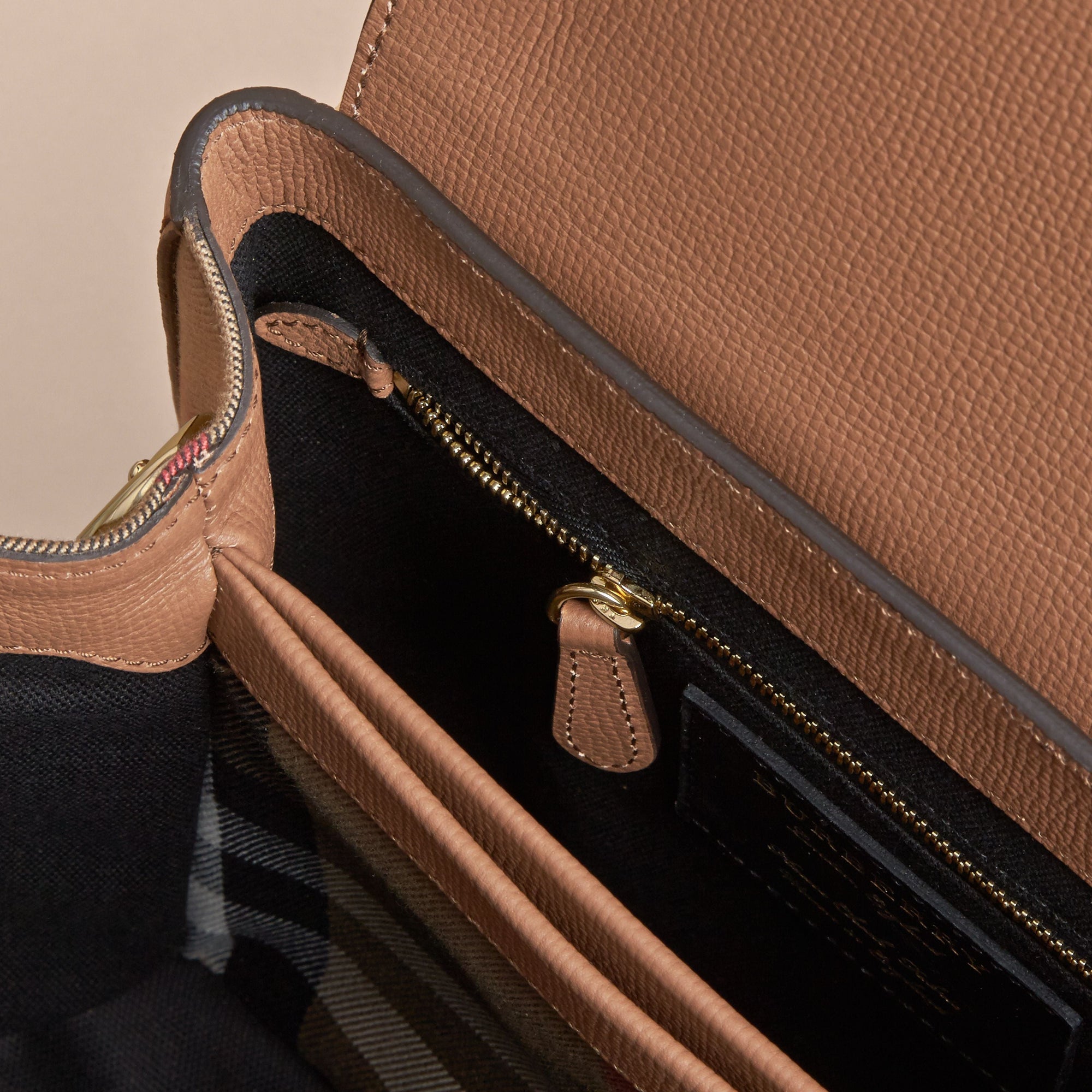 DARK SAND Petit sac tote en cuir grainé et coton House check