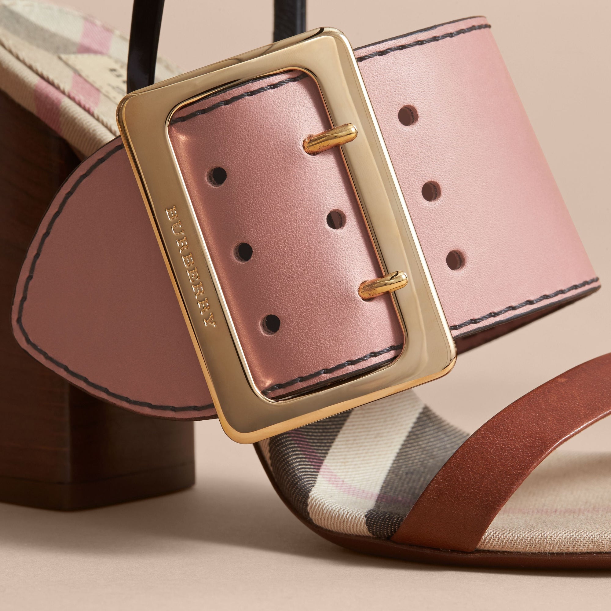NUDE PINK Sandales en cuir color-block avec boucle