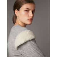 PALE GREY MELANGE Pull en laine et cachemire côtelés avec bordure en shearling
