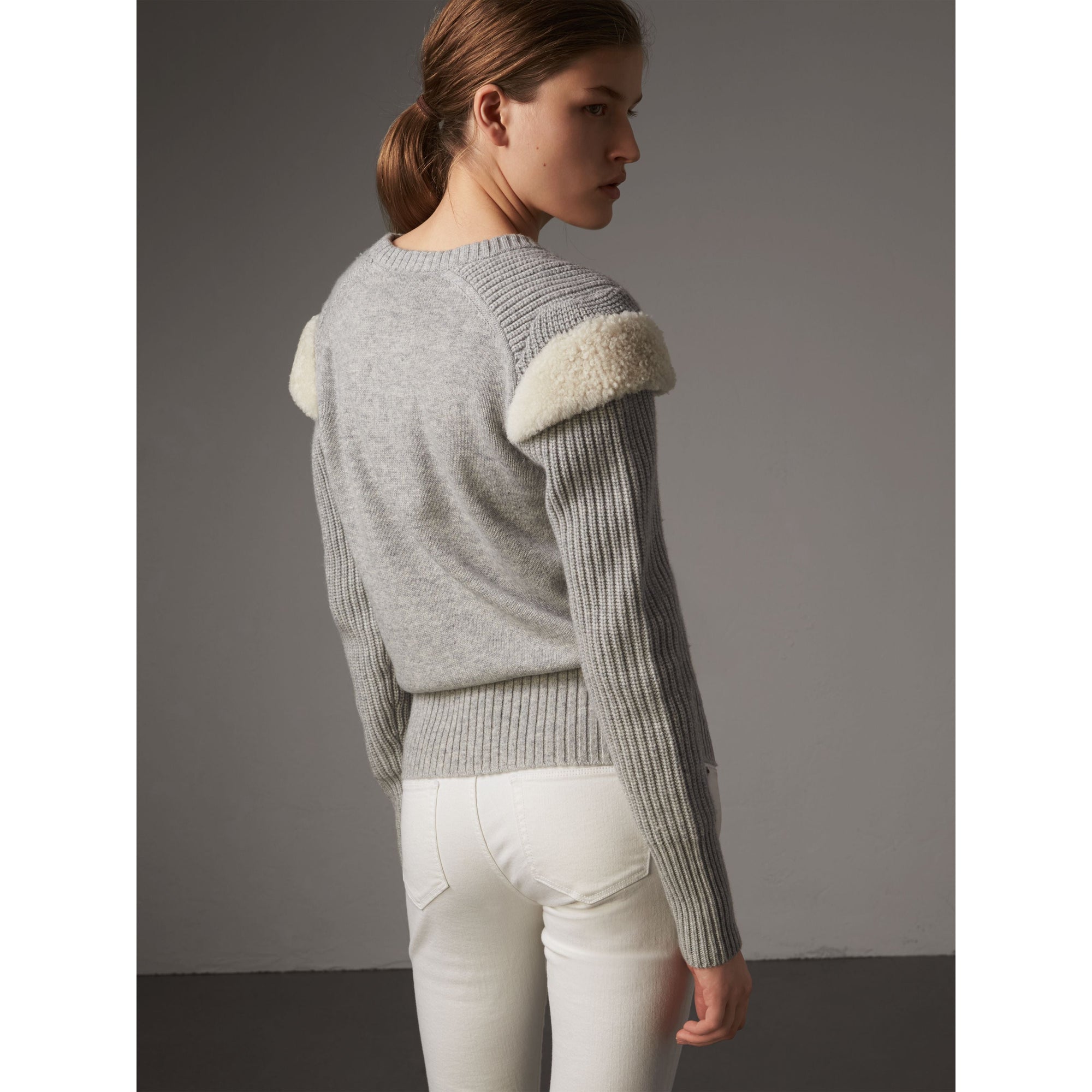 PALE GREY MELANGE Pull en laine et cachemire côtelés avec bordure en shearling