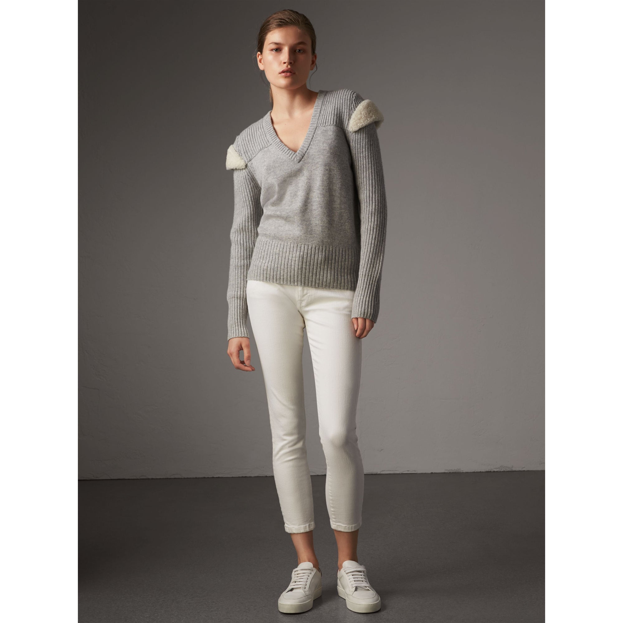 PALE GREY MELANGE Pull en laine et cachemire côtelés avec bordure en shearling
