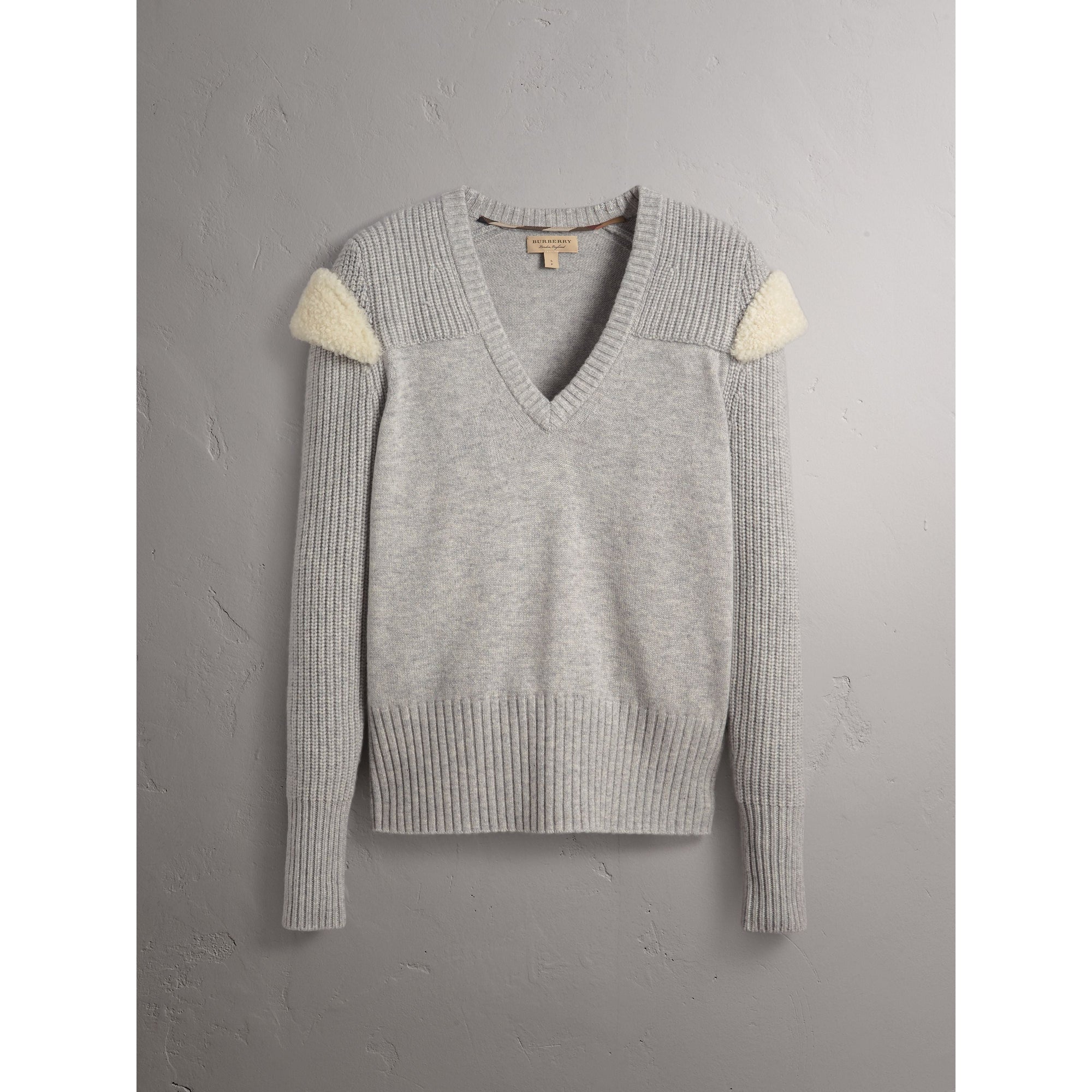 PALE GREY MELANGE Pull en laine et cachemire côtelés avec bordure en shearling