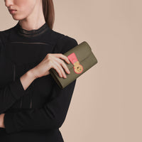 MSS GREEN/BLSM PINK Portefeuille continental en cuir trench bicolore