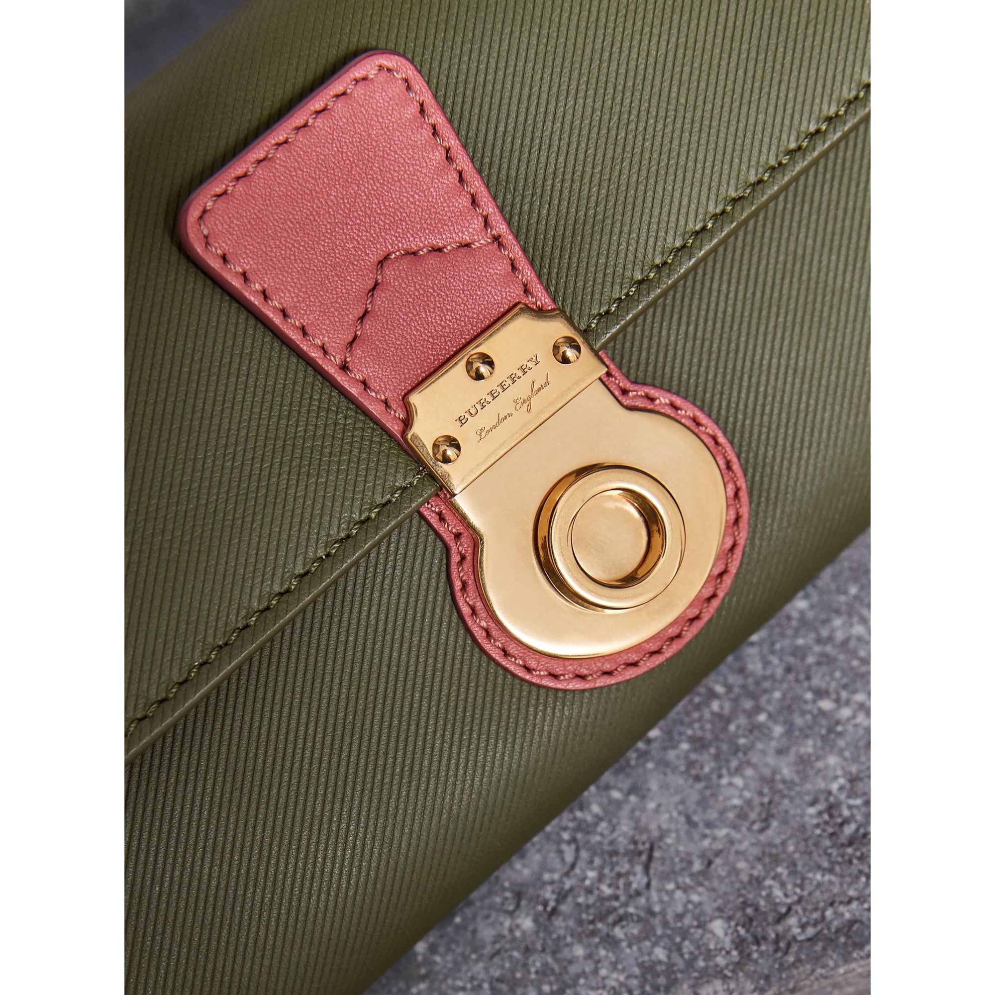 MSS GREEN/BLSM PINK Portefeuille continental en cuir trench bicolore