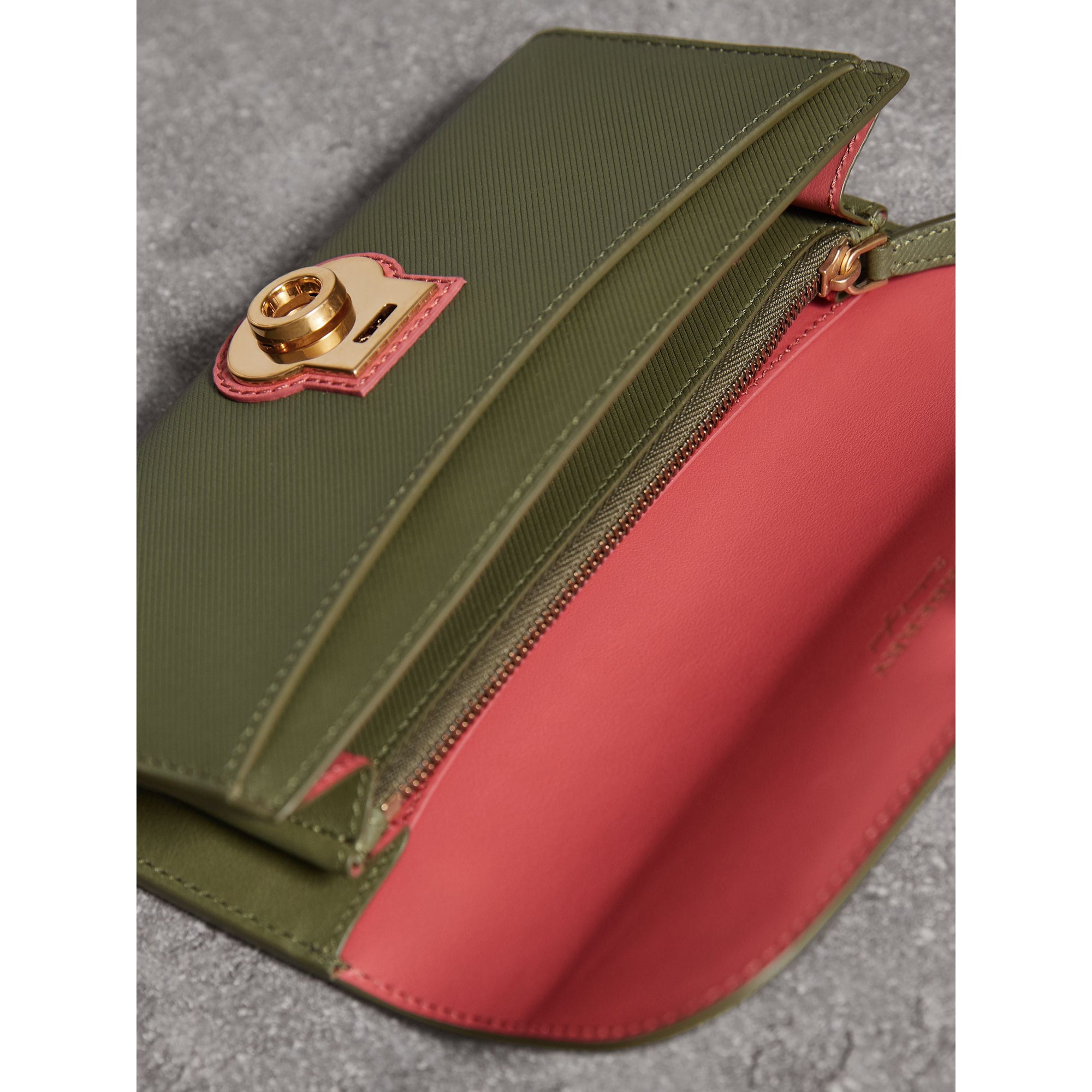 MSS GREEN/BLSM PINK Portefeuille continental en cuir trench bicolore