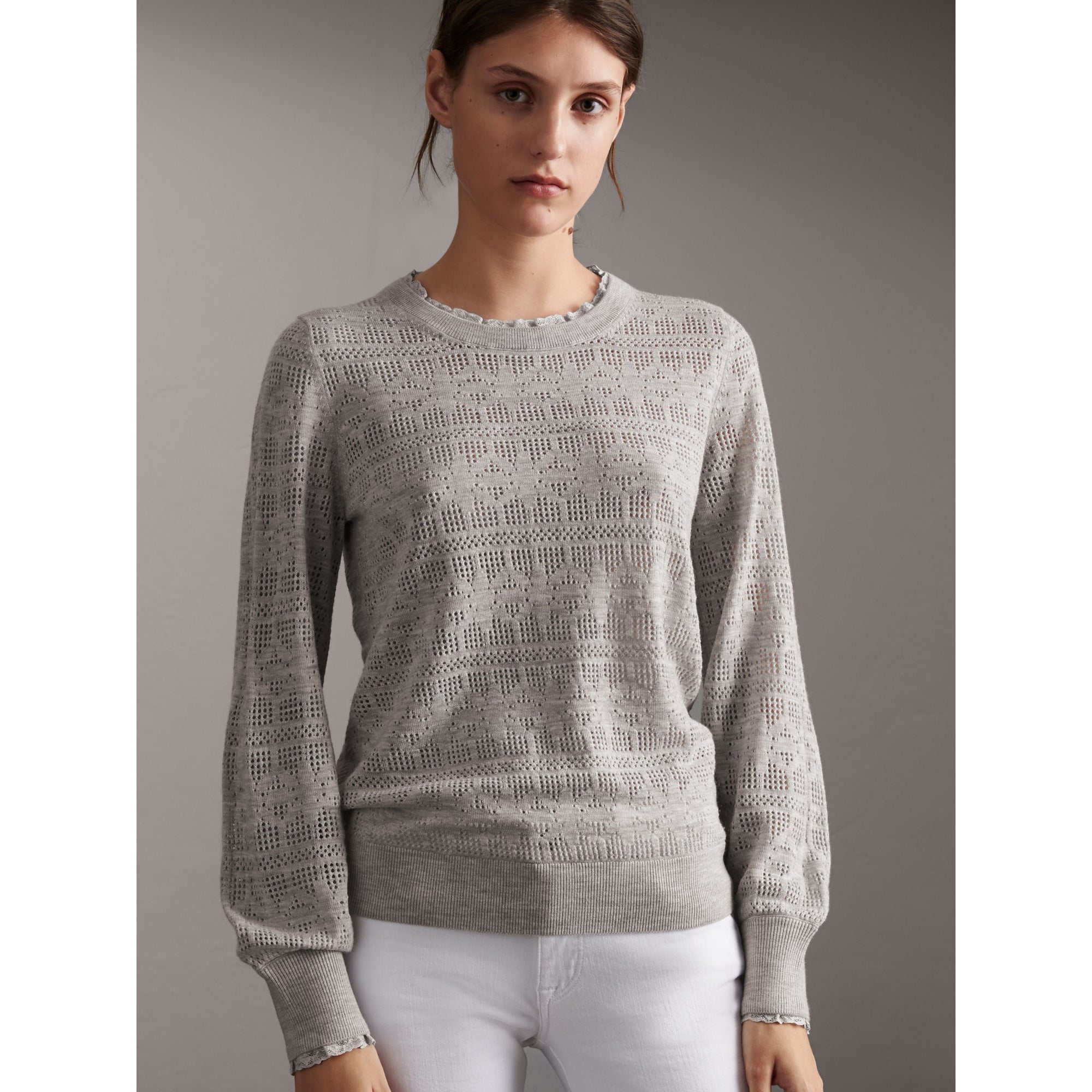 LIGHT GREY MELANGE Pull en maille de laine et cachemire en pointelle avec bordure en dentelle