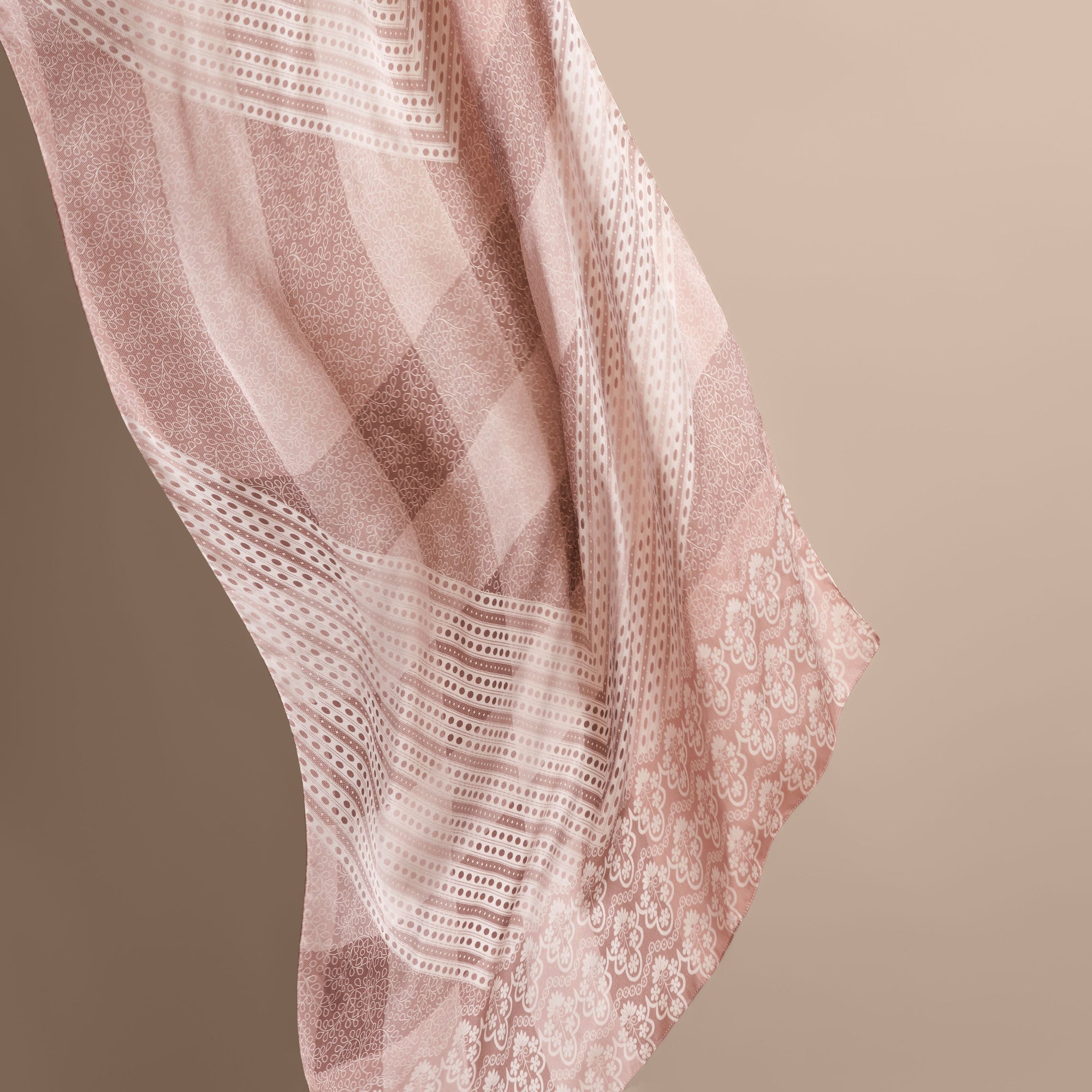 ASH ROSE Écharpe en soie à imprimé floral en dentelle et motif check