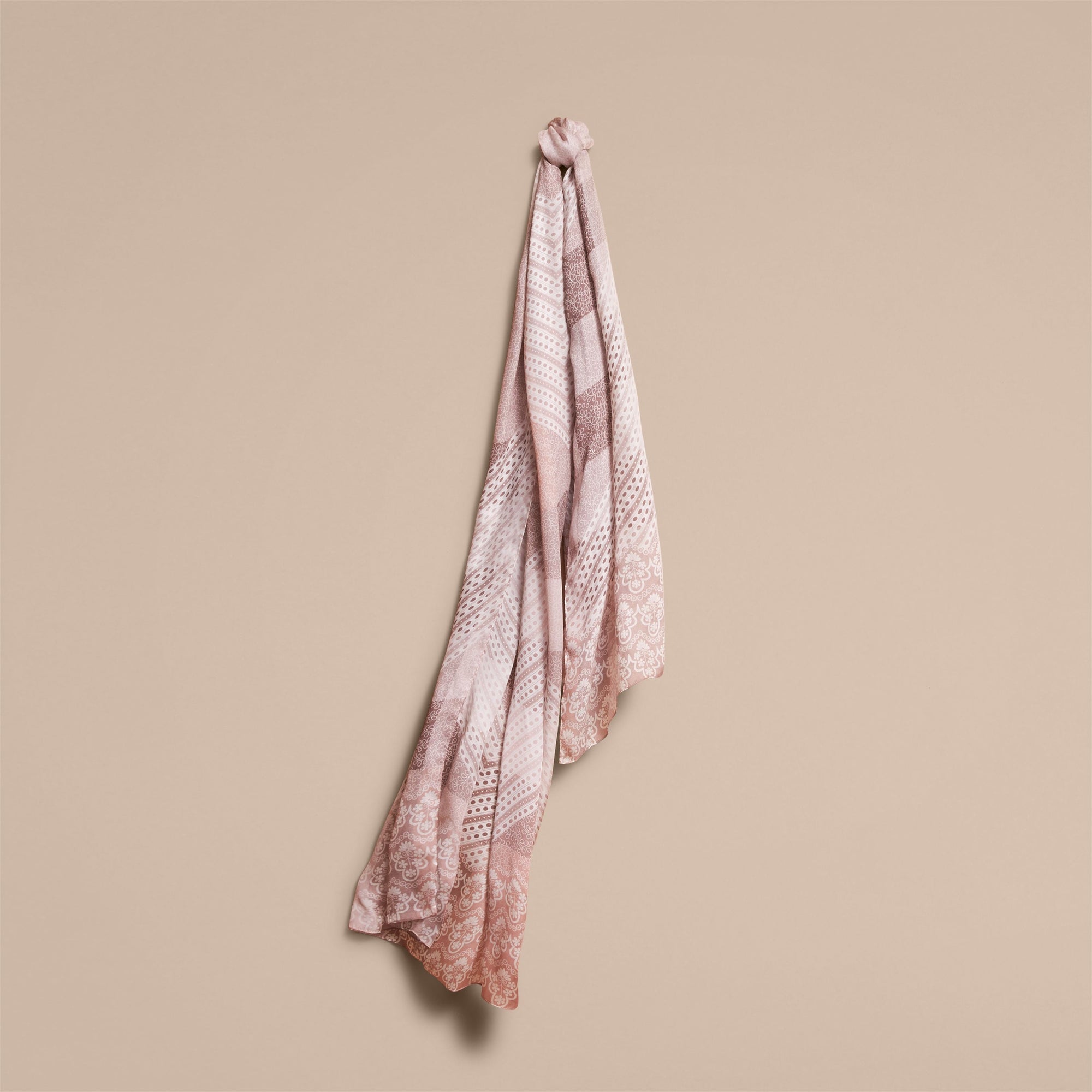 ASH ROSE Écharpe en soie à imprimé floral en dentelle et motif check