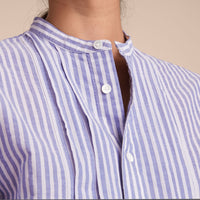 PALE BLUE/WHITE Chemise unisexe en coton rayé à col officier avec plastron plissé