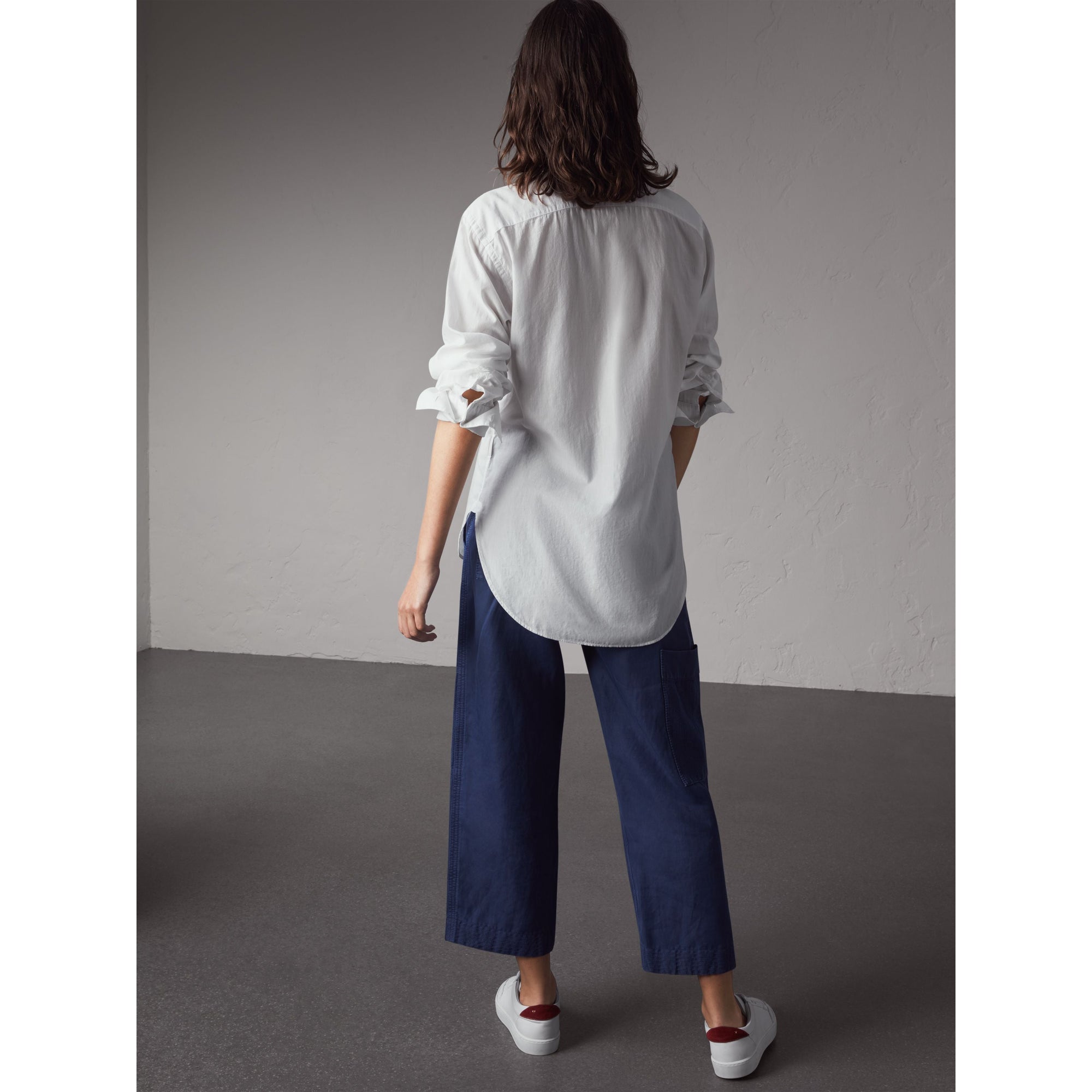 WHITE Chemise en coton unisexe avec plastron nervuré et poignets mousquetaires