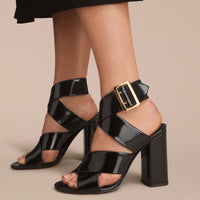 BLACK Sandales en cuir verni avec boucle