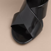 BLACK Sandales en cuir verni avec boucle