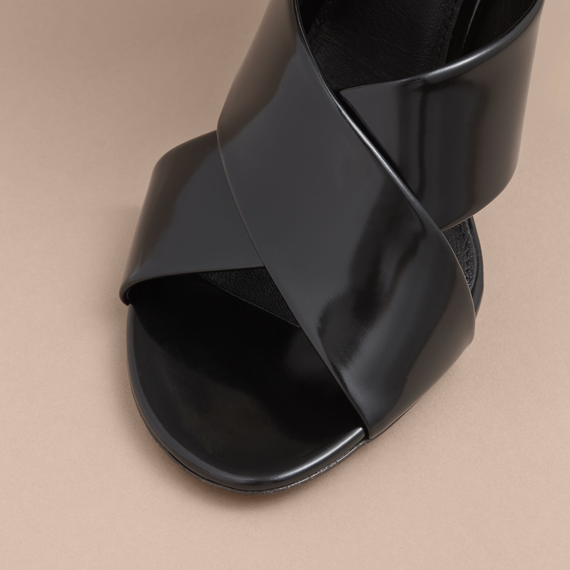 BLACK Sandales en cuir verni avec boucle
