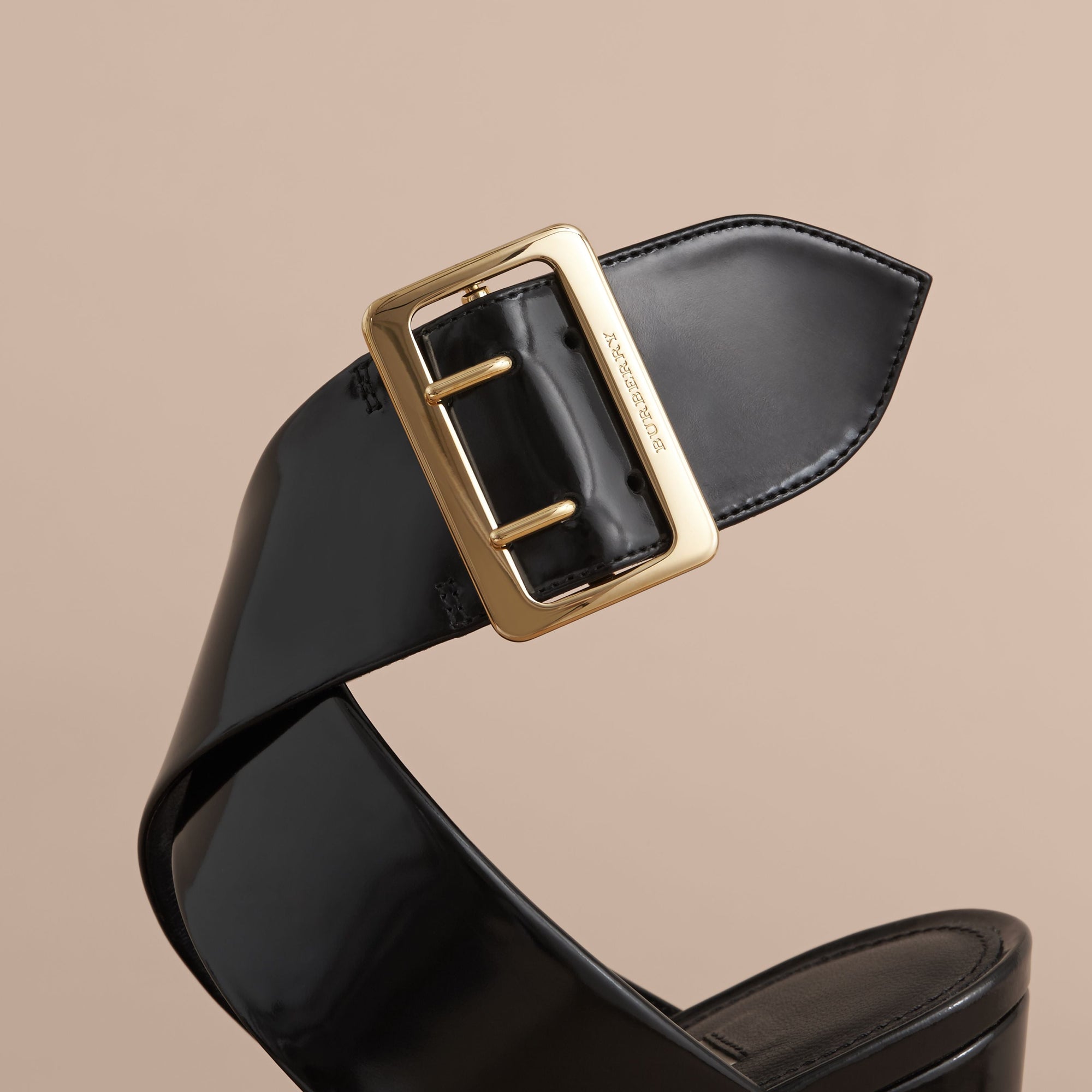 BLACK Sandales en cuir verni avec boucle