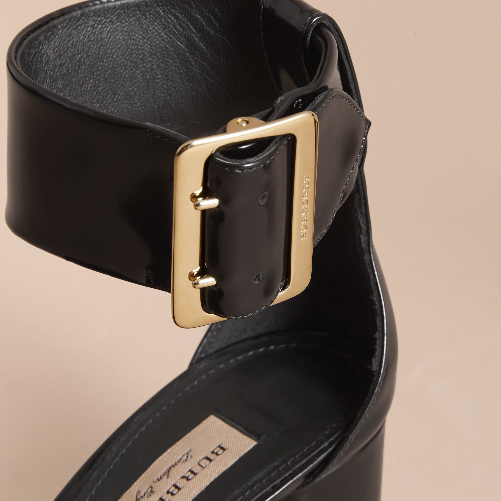 BLACK Sandales en cuir verni avec boucle