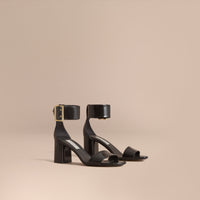 BLACK Sandales en cuir verni avec boucle