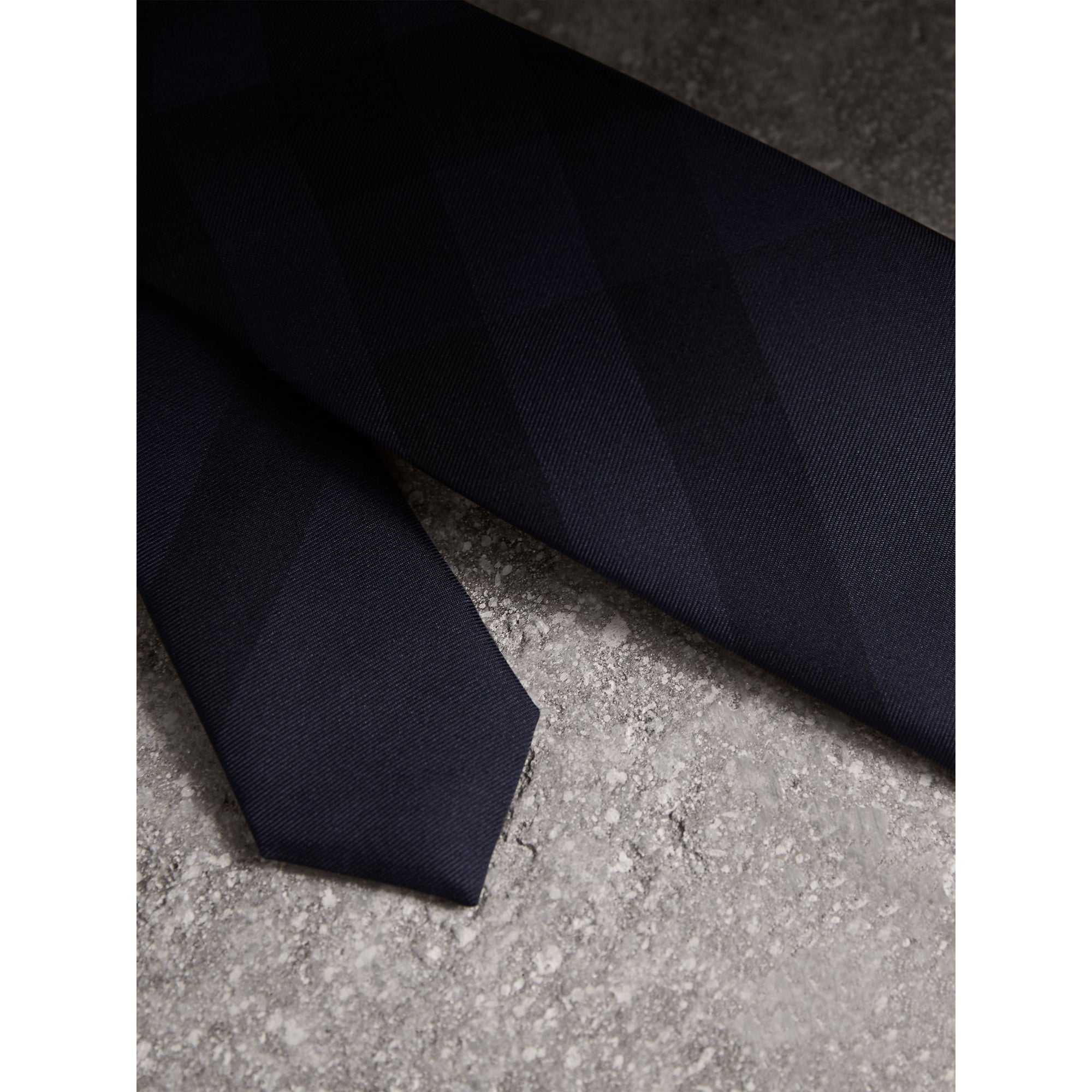 NAVY Cravate fine en soie à motif check