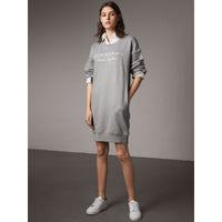 PALE GREY MELANGE Robe sweat-shirt en jersey de coton avec motif brodé