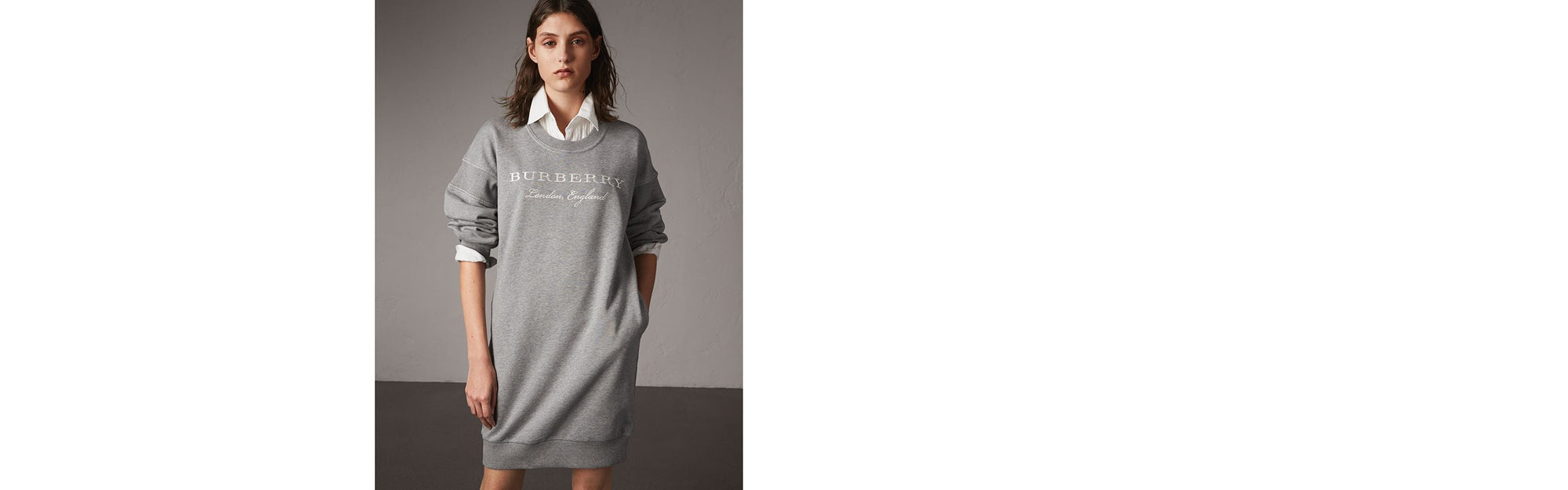 PALE GREY MELANGE Robe sweat-shirt en jersey de coton avec motif brodé