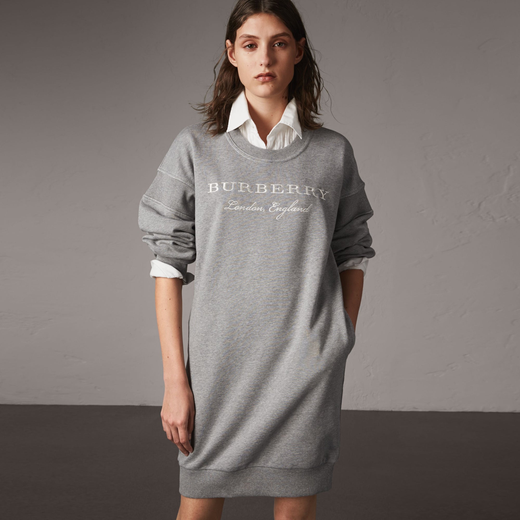 PALE GREY MELANGE Robe sweat-shirt en jersey de coton avec motif brodé