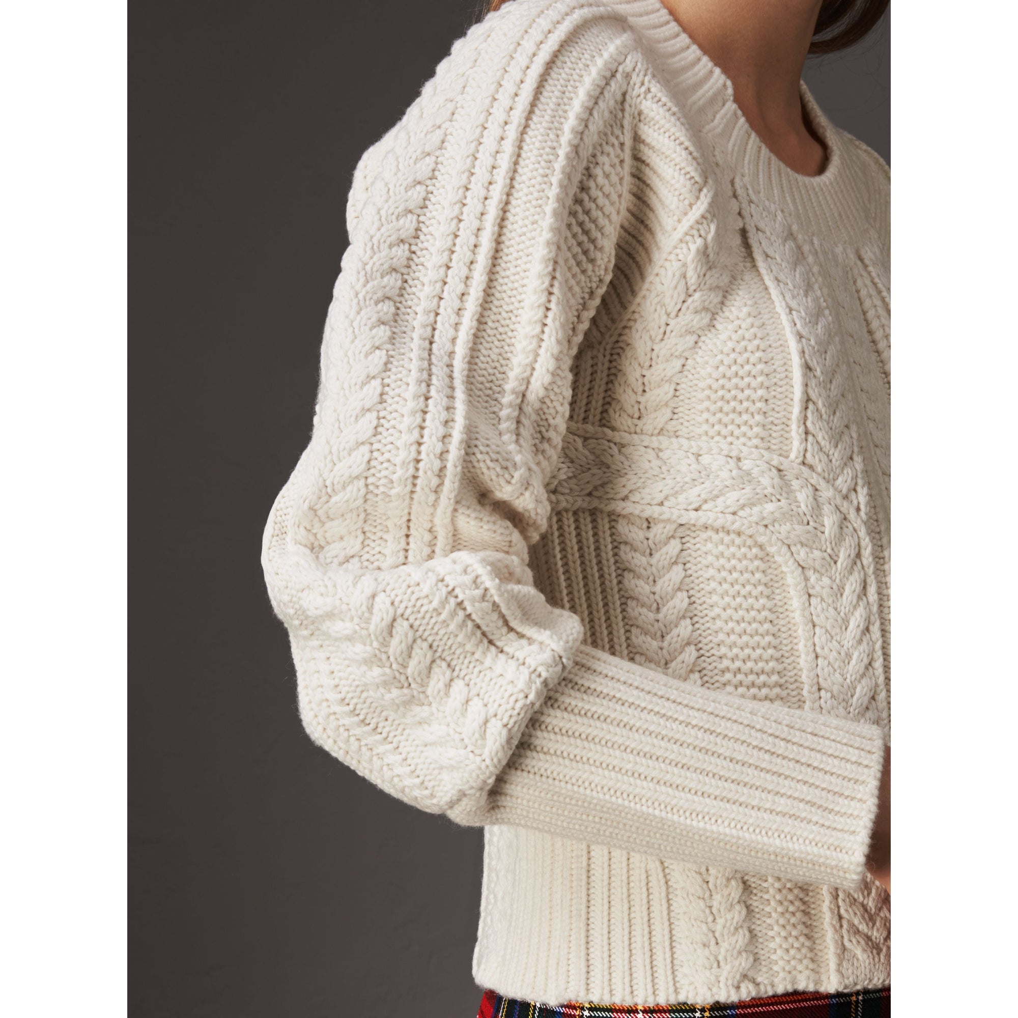 NATURAL WHITE Pull en maille de laine et cachemire torsadée