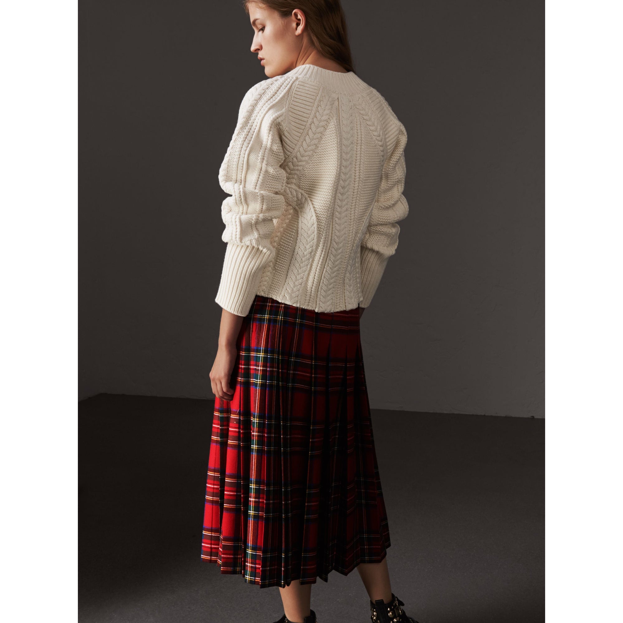 NATURAL WHITE Pull en maille de laine et cachemire torsadée