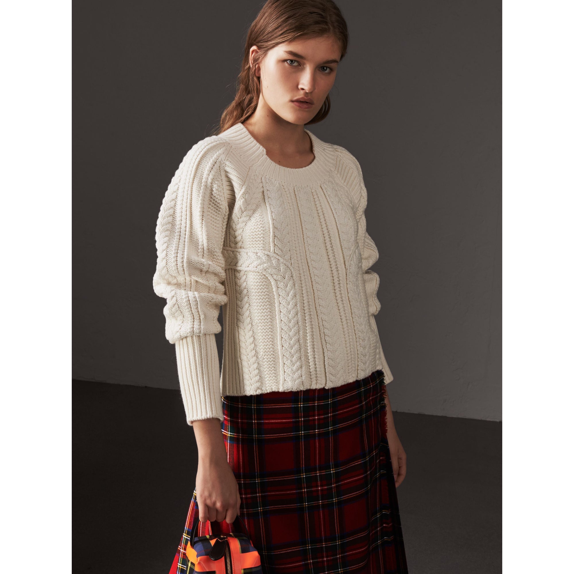 NATURAL WHITE Pull en maille de laine et cachemire torsadée
