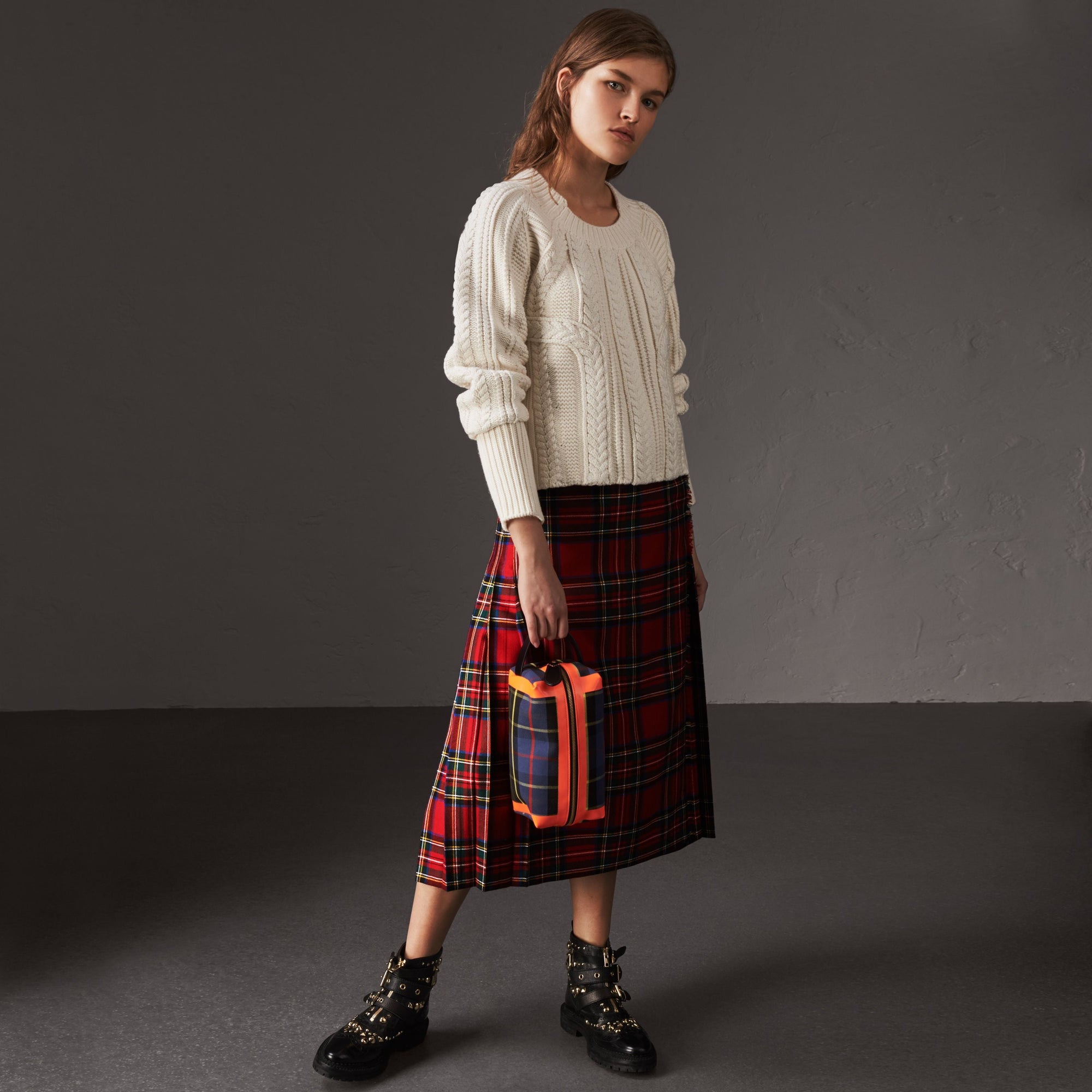 NATURAL WHITE Pull en maille de laine et cachemire torsadée