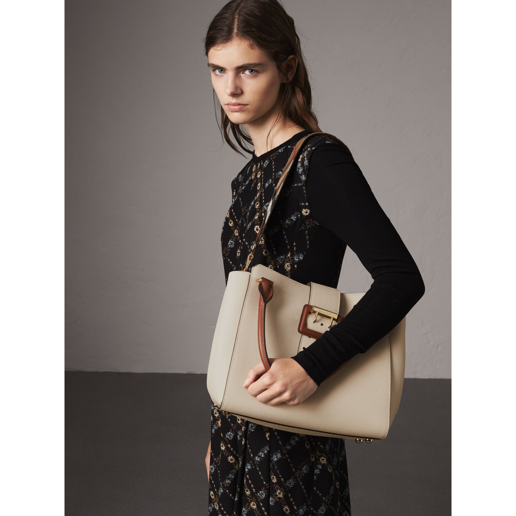 LIMESTONE Sac tote The Buckle moyen en cuir grainé bicolore