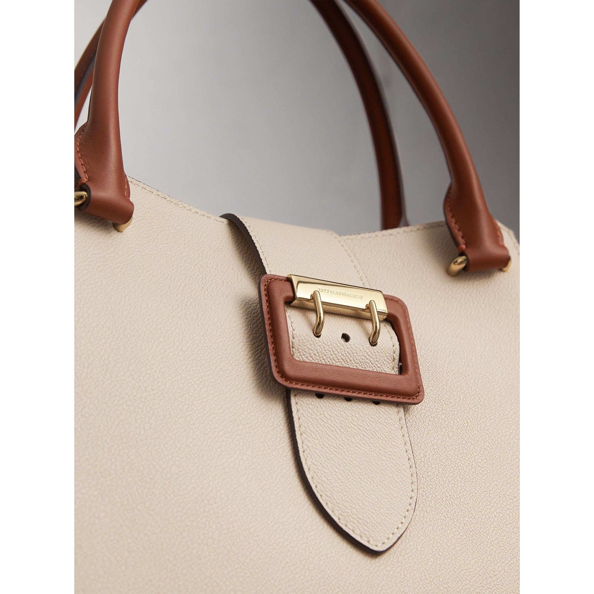 LIMESTONE Sac tote The Buckle moyen en cuir grainé bicolore