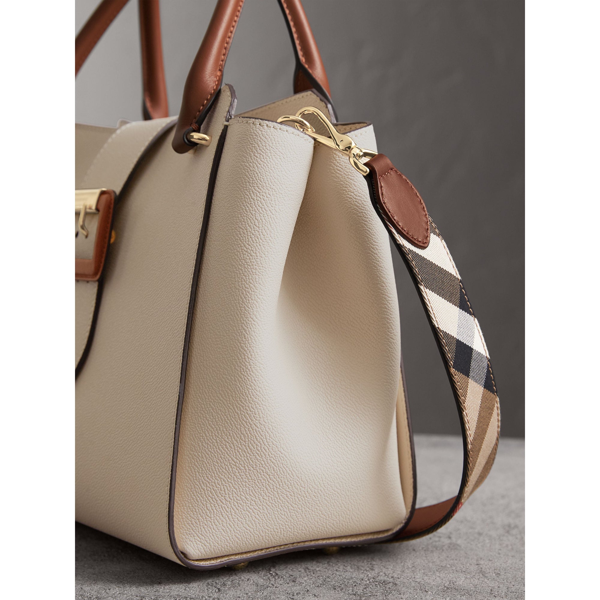 LIMESTONE Sac tote The Buckle moyen en cuir grainé bicolore
