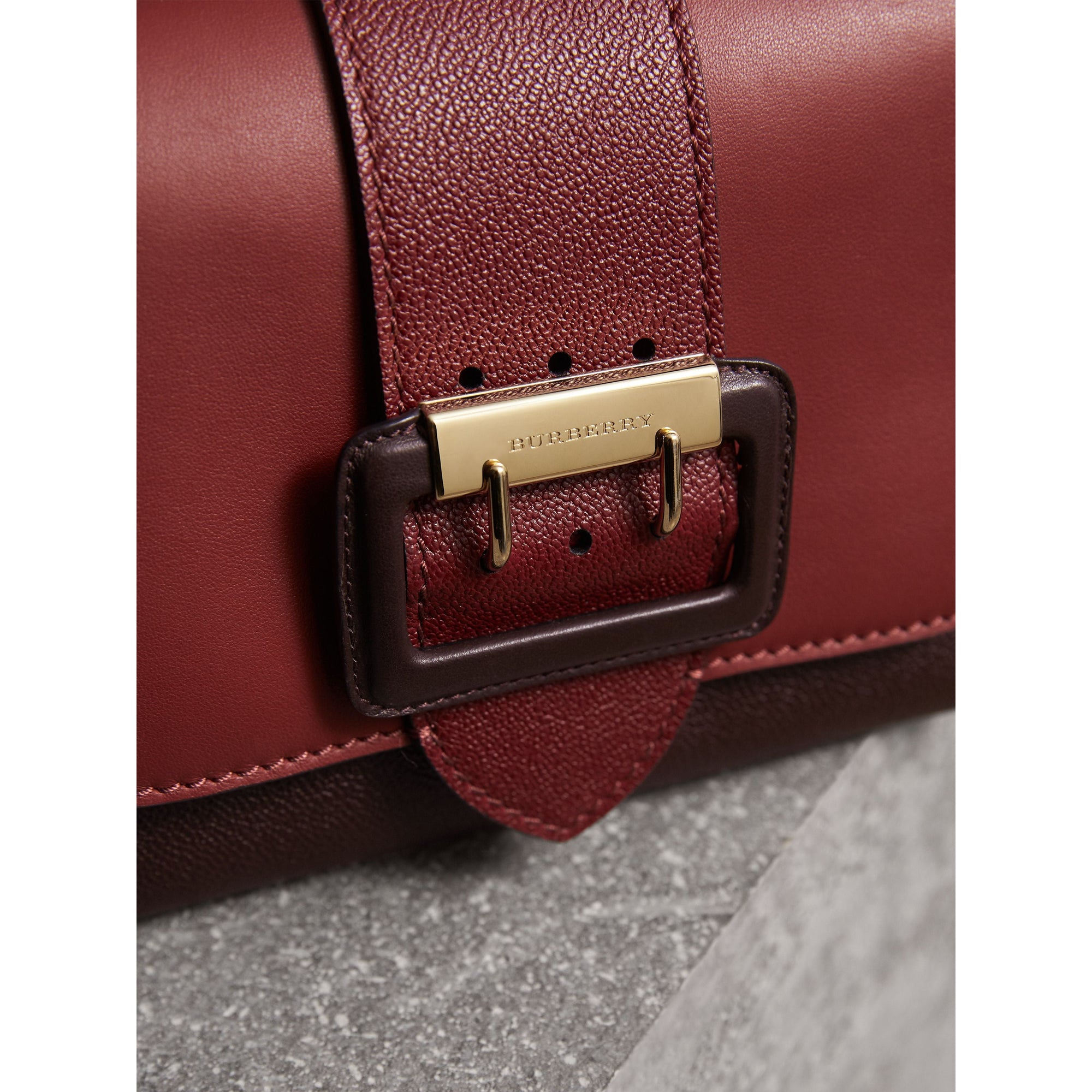 ANTIQUE RED Sac à bandoulière The Buckle en cuir color-block