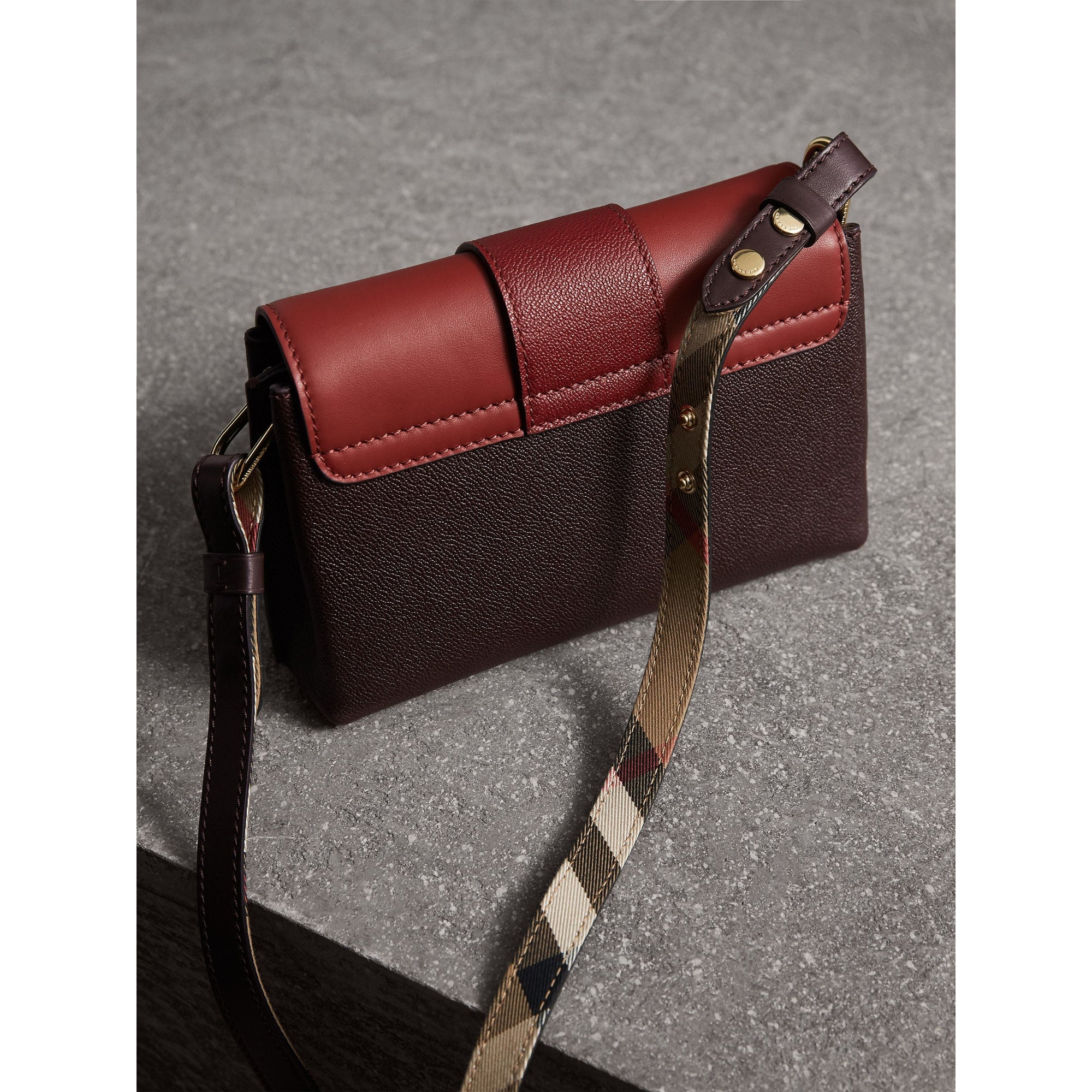 ANTIQUE RED Sac à bandoulière The Buckle en cuir color-block