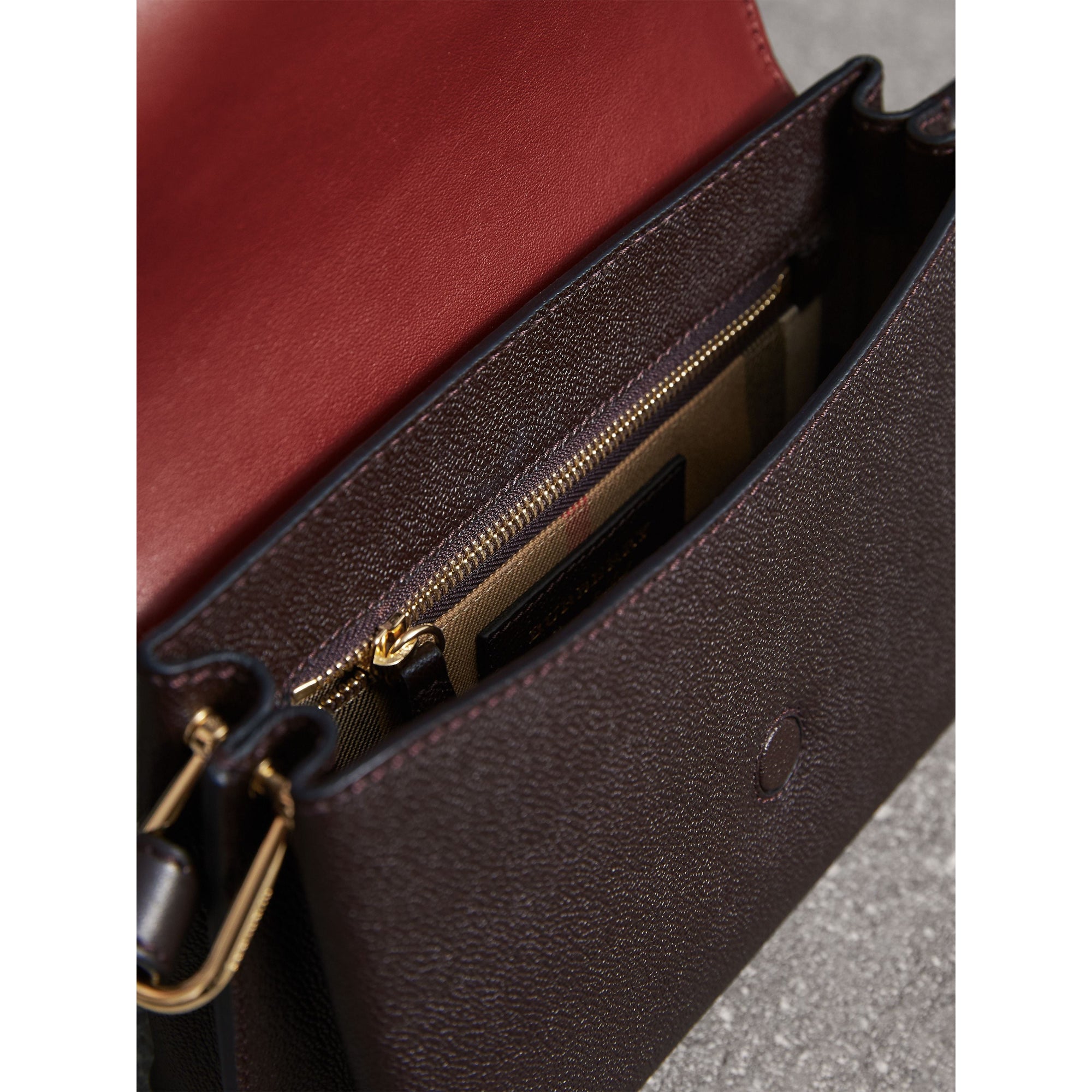 ANTIQUE RED Sac à bandoulière The Buckle en cuir color-block
