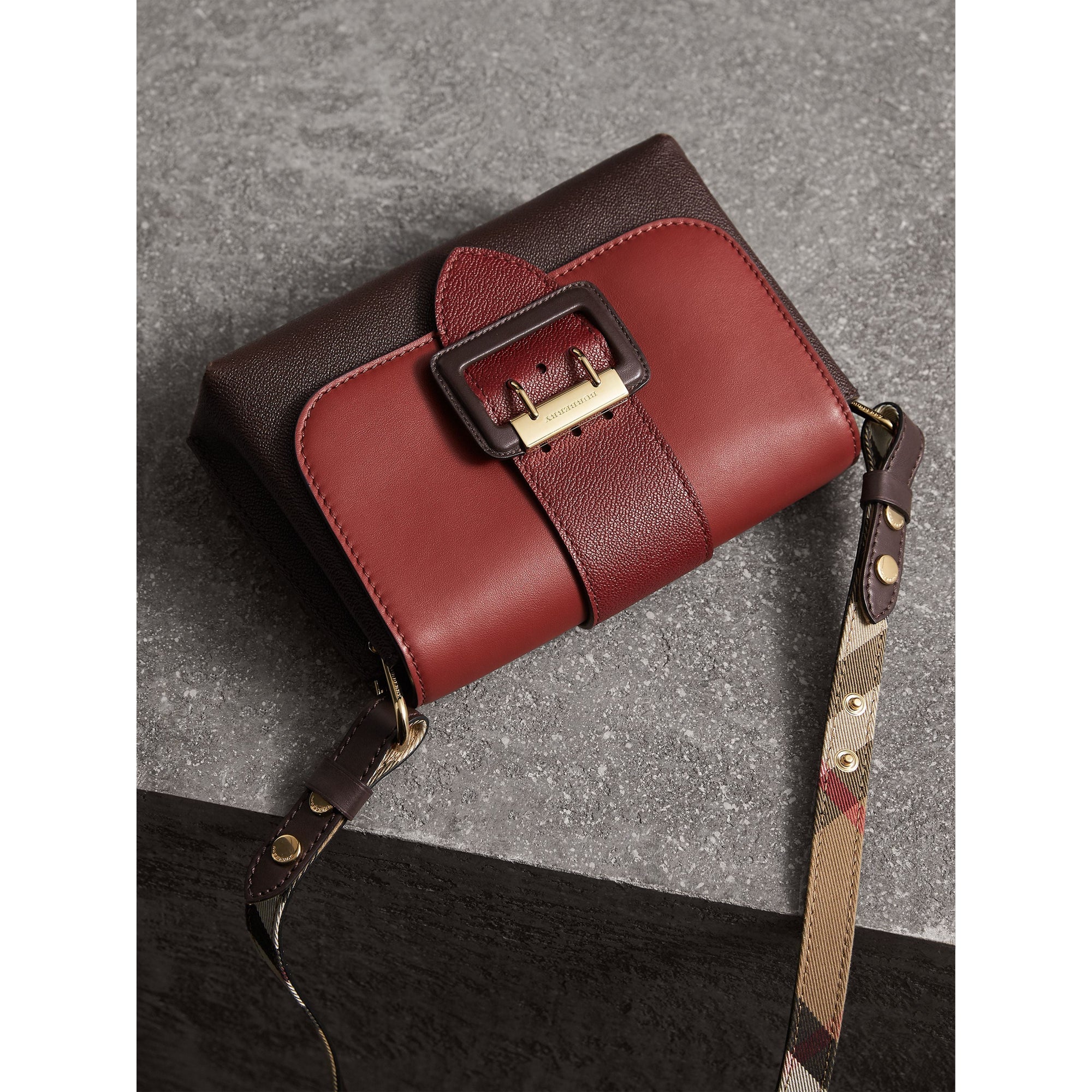 ANTIQUE RED Sac à bandoulière The Buckle en cuir color-block