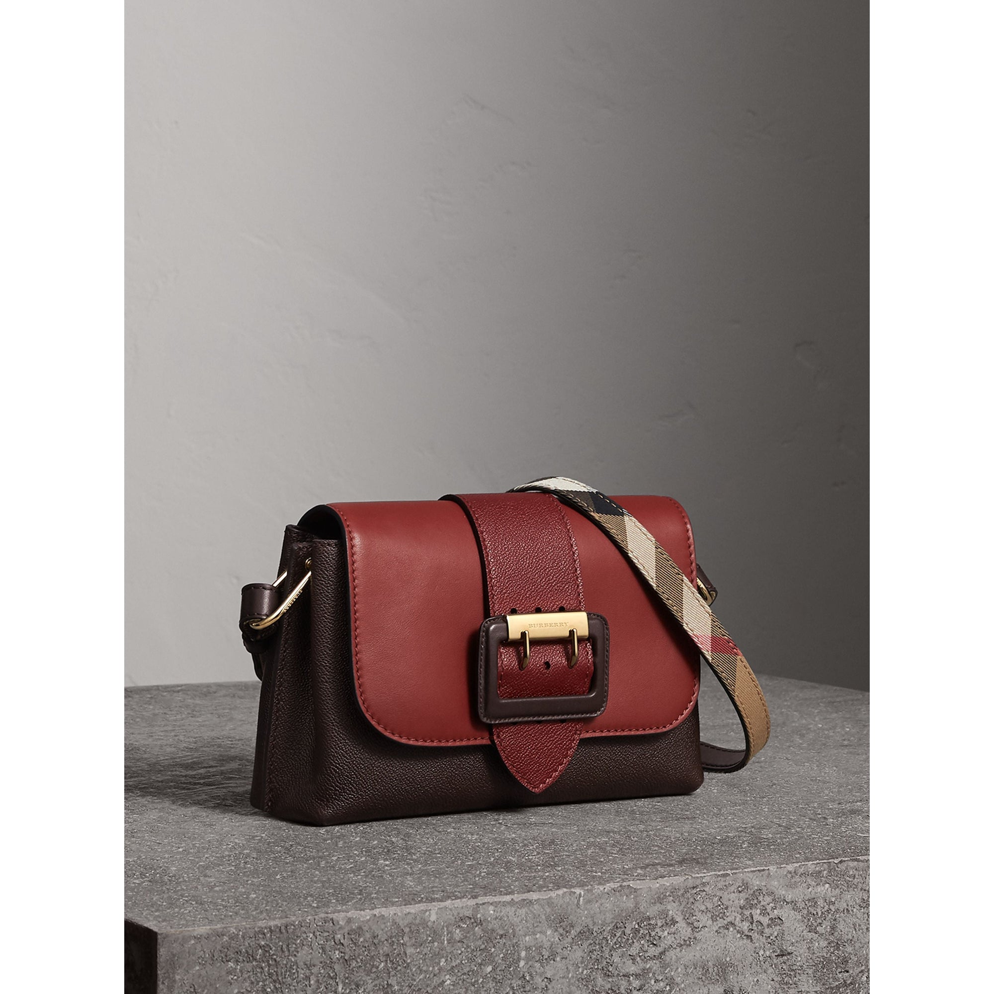 ANTIQUE RED Sac à bandoulière The Buckle en cuir color-block