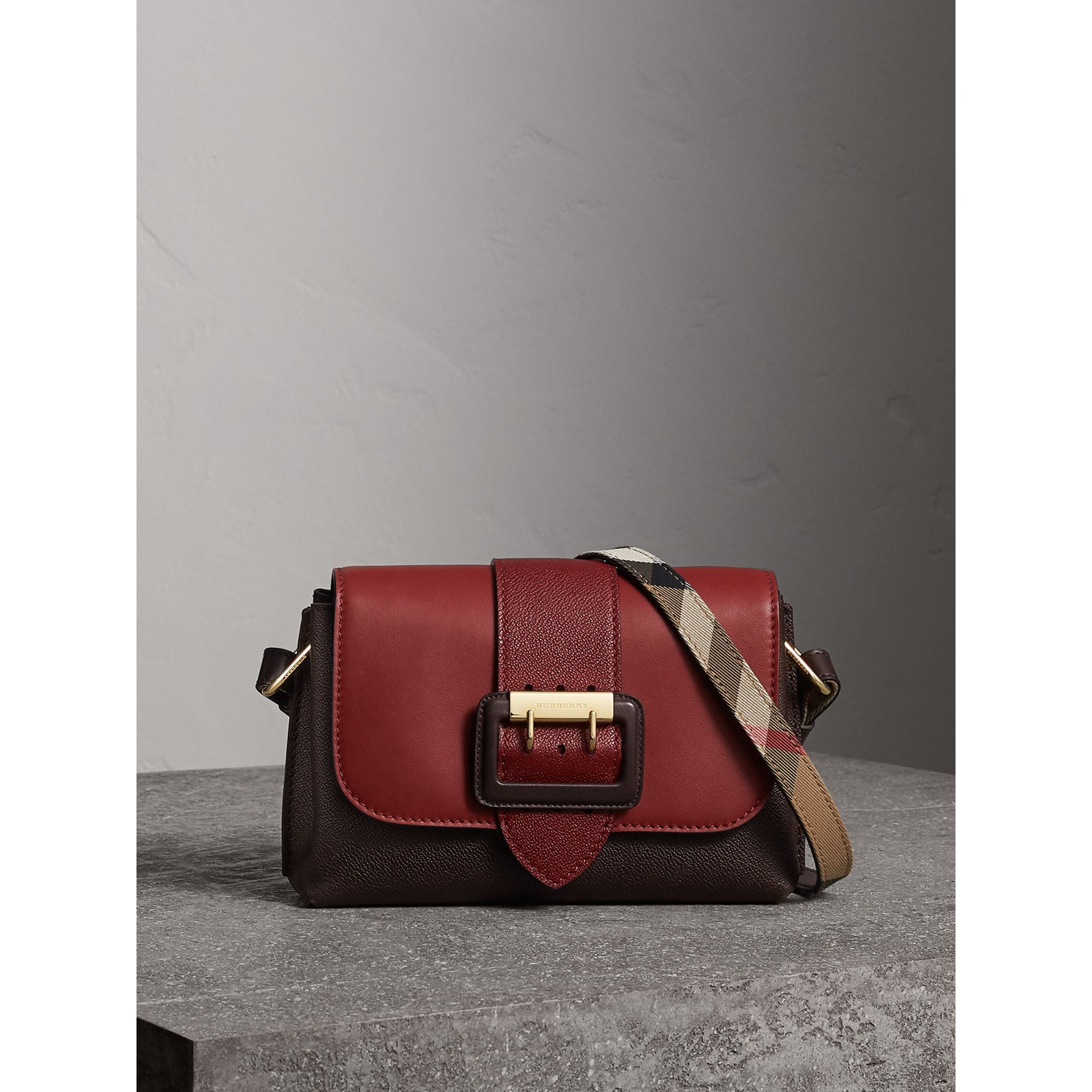 ANTIQUE RED Sac à bandoulière The Buckle en cuir color-block