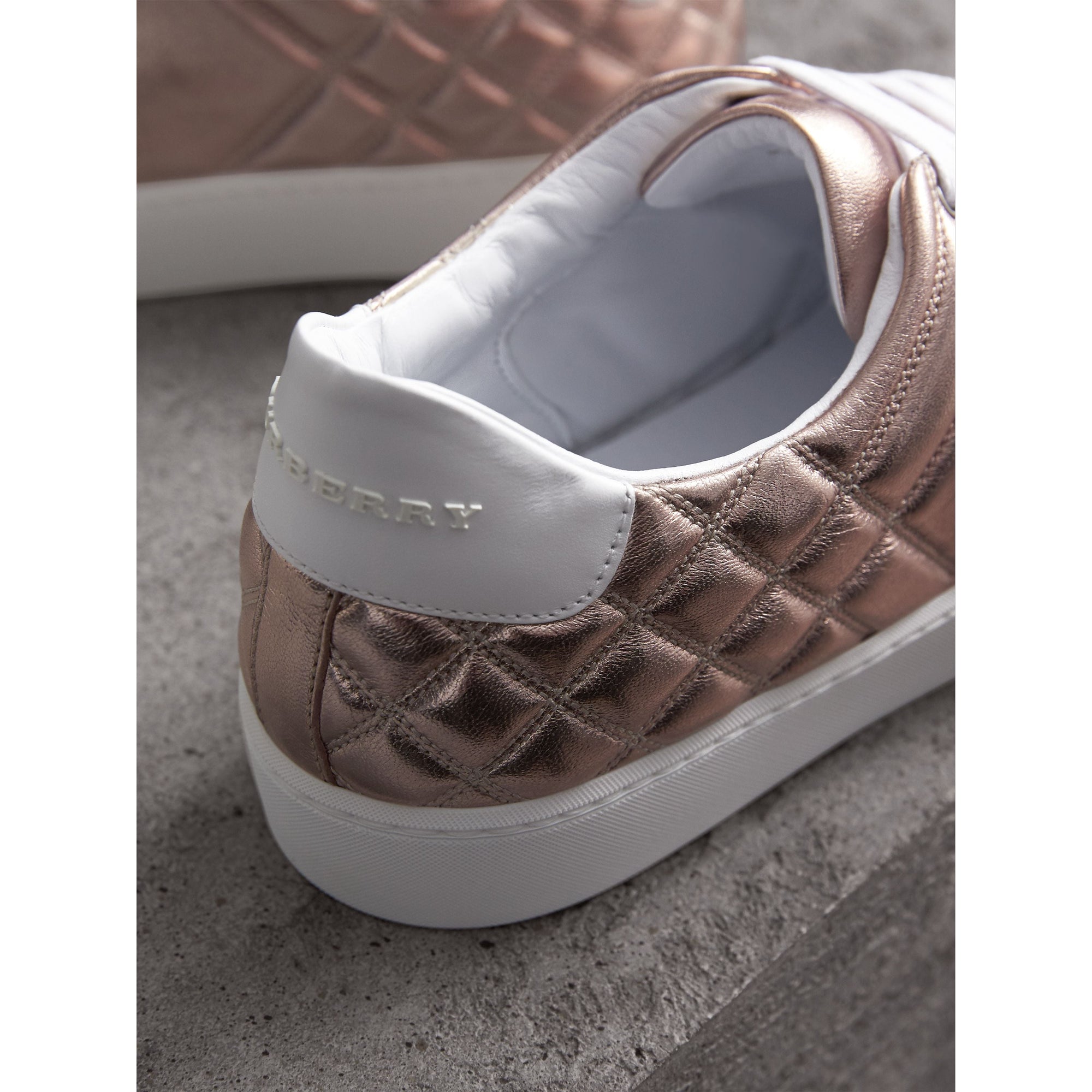 METALLIC NUDE Sneakers en cuir avec matelassage à motif check métallisé