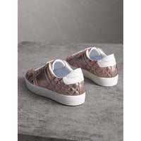 METALLIC NUDE Sneakers en cuir avec matelassage à motif check métallisé